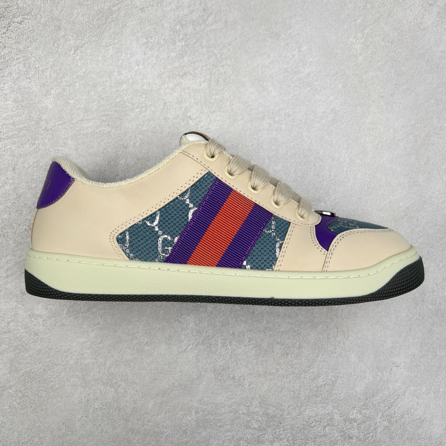 ＃福利特价 Gucci Screener sneaker 古驰双G小脏鞋系列复古怀旧校园风低帮板鞋 全套原楦原纸版原鞋开模 纯手工水洗做旧处理 侧面条纹饰带 原厂定制 原厂数据电绣 清晰立体 全鞋电脑针车 紧密相连 针距密度一致 环保乳胶注塑鞋垫 厚度脚感还原原版 皮面裁剪部位 统一油边封口工艺 右脚鞋侧嵌入NFC防伪芯片装置＋鞋盒标二唯码扫描 秒进官网 专柜全套包装 防尘袋 说明书 质保卡 购物袋 尺码：35 36 37 38 39 40 41 42 43 44 45-选品中心