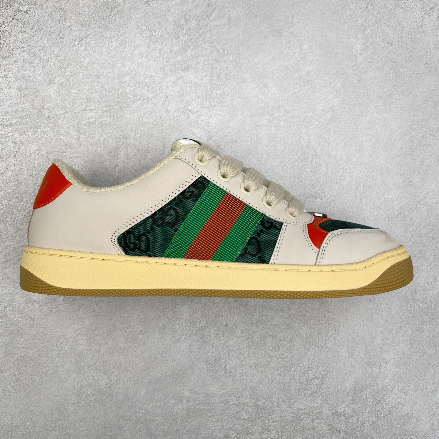 ＃福利特价 Gucci Screener sneaker 古驰双G小脏鞋系列复古怀旧校园风低帮板鞋 全套原楦原纸版原鞋开模 纯手工水洗做旧处理 侧面条纹饰带 原厂定制 原厂数据电绣 清晰立体 全鞋电脑针车 紧密相连 针距密度一致 环保乳胶注塑鞋垫 厚度脚感还原原版 皮面裁剪部位 统一油边封口工艺 右脚鞋侧嵌入NFC防伪芯片装置＋鞋盒标二唯码扫描 秒进官网 专柜全套包装 防尘袋 说明书 质保卡 购物袋 尺码：35 36 37 38 39 40 41 42 43 44 45-选品中心