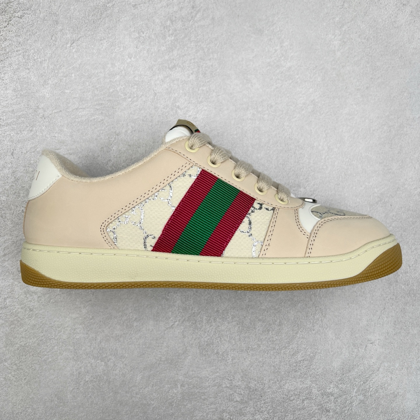 ＃福利特价 Gucci Screener sneaker 古驰双G小脏鞋系列复古怀旧校园风低帮板鞋 全套原楦原纸版原鞋开模 纯手工水洗做旧处理 侧面条纹饰带 原厂定制 原厂数据电绣 清晰立体 全鞋电脑针车 紧密相连 针距密度一致 环保乳胶注塑鞋垫 厚度脚感还原原版 皮面裁剪部位 统一油边封口工艺 右脚鞋侧嵌入NFC防伪芯片装置＋鞋盒标二唯码扫描 秒进官网 专柜全套包装 防尘袋 说明书 质保卡 购物袋 尺码：35 36 37 38 39 40 41 42 43 44 45-选品中心