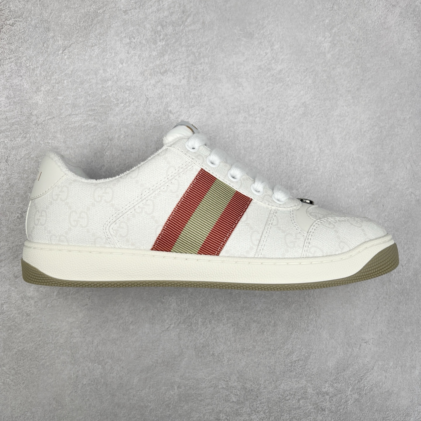 ＃福利特价 Gucci Screener sneaker 古驰双G小脏鞋系列复古怀旧校园风低帮板鞋 全套原楦原纸版原鞋开模 纯手工水洗做旧处理 侧面条纹饰带 原厂定制 原厂数据电绣 清晰立体 全鞋电脑针车 紧密相连 针距密度一致 环保乳胶注塑鞋垫 厚度脚感还原原版 皮面裁剪部位 统一油边封口工艺 右脚鞋侧嵌入NFC防伪芯片装置＋鞋盒标二唯码扫描 秒进官网 专柜全套包装 防尘袋 说明书 质保卡 购物袋 尺码：35 36 37 38 39 40 41 42 43 44 45-选品中心