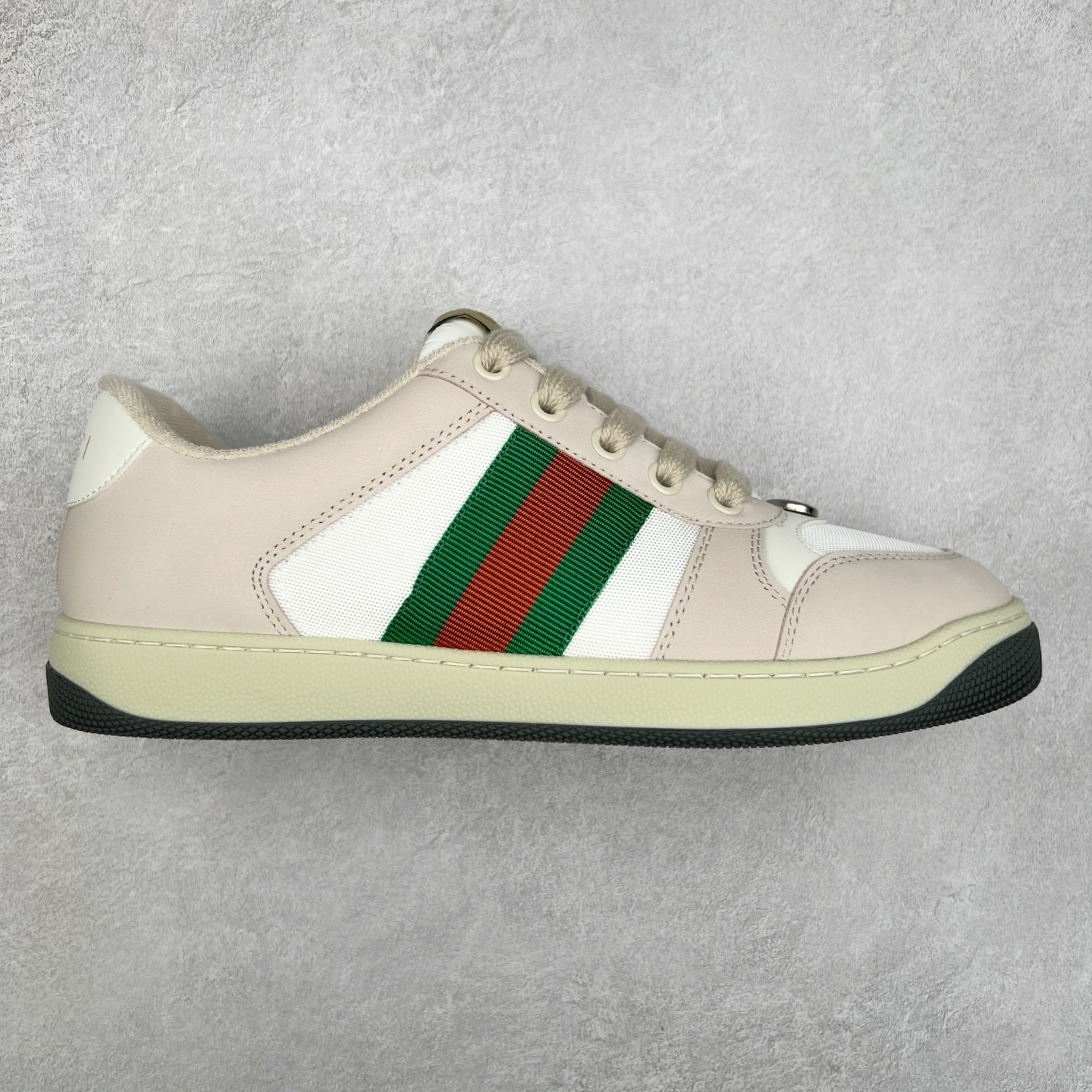 ＃福利特价 Gucci Screener sneaker 古驰双G小脏鞋系列复古怀旧校园风低帮板鞋 全套原楦原纸版原鞋开模 纯手工水洗做旧处理 侧面条纹饰带 原厂定制 原厂数据电绣 清晰立体 全鞋电脑针车 紧密相连 针距密度一致 环保乳胶注塑鞋垫 厚度脚感还原原版 皮面裁剪部位 统一油边封口工艺 右脚鞋侧嵌入NFC防伪芯片装置＋鞋盒标二唯码扫描 秒进官网 专柜全套包装 防尘袋 说明书 质保卡 购物袋 尺码：35 36 37 38 39 40 41 42 43 44 45-选品中心