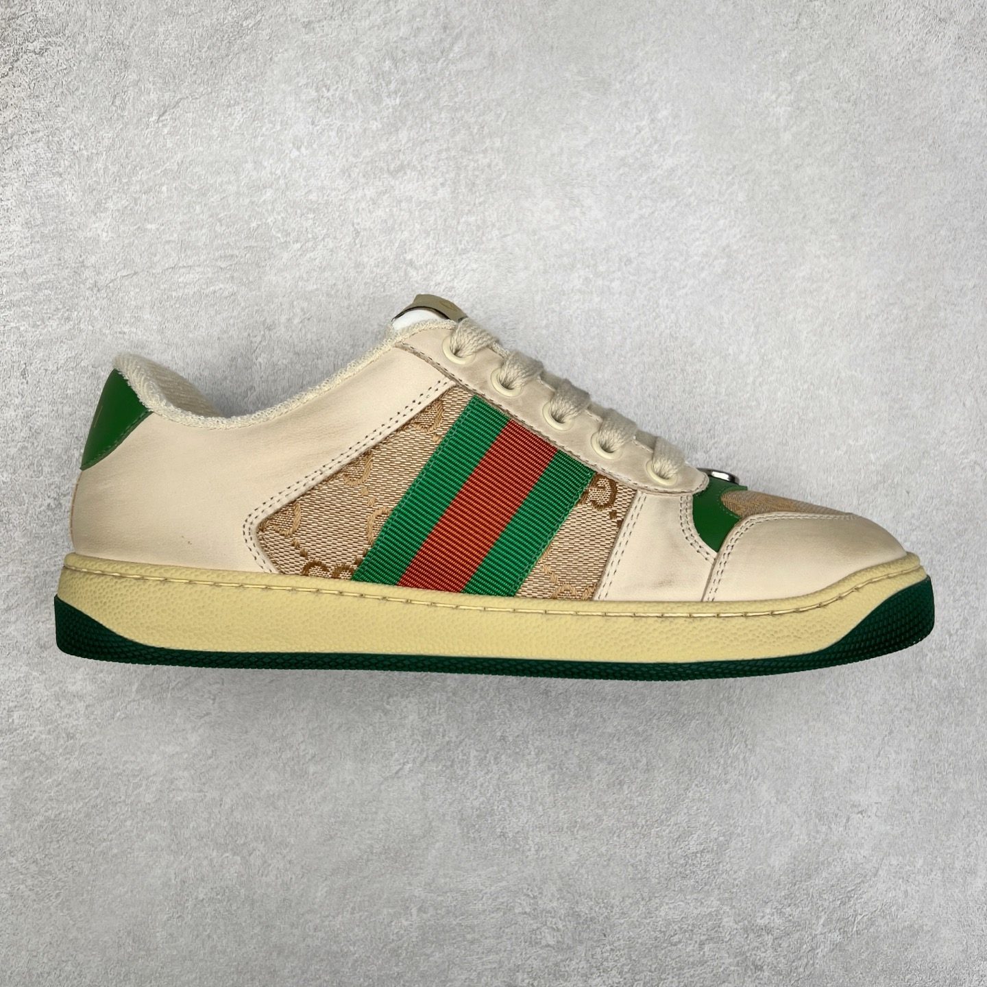 ＃福利特价 Gucci Screener sneaker 古驰双G小脏鞋系列复古怀旧校园风低帮板鞋 全套原楦原纸版原鞋开模 纯手工水洗做旧处理 侧面条纹饰带 原厂定制 原厂数据电绣 清晰立体 全鞋电脑针车 紧密相连 针距密度一致 环保乳胶注塑鞋垫 厚度脚感还原原版 皮面裁剪部位 统一油边封口工艺 右脚鞋侧嵌入NFC防伪芯片装置＋鞋盒标二唯码扫描 秒进官网 专柜全套包装 防尘袋 说明书 质保卡 购物袋 尺码：35 36 37 38 39 40 41 42 43 44 45-选品中心