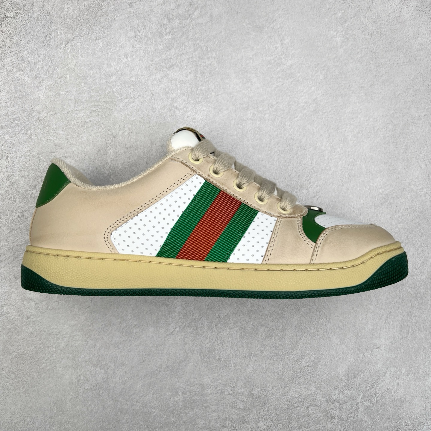＃福利特价 Gucci Screener sneaker 古驰双G小脏鞋系列复古怀旧校园风低帮板鞋 全套原楦原纸版原鞋开模 纯手工水洗做旧处理 侧面条纹饰带 原厂定制 原厂数据电绣 清晰立体 全鞋电脑针车 紧密相连 针距密度一致 环保乳胶注塑鞋垫 厚度脚感还原原版 皮面裁剪部位 统一油边封口工艺 右脚鞋侧嵌入NFC防伪芯片装置＋鞋盒标二唯码扫描 秒进官网 专柜全套包装 防尘袋 说明书 质保卡 购物袋 尺码：35 36 37 38 39 40 41 42 43 44 45-选品中心