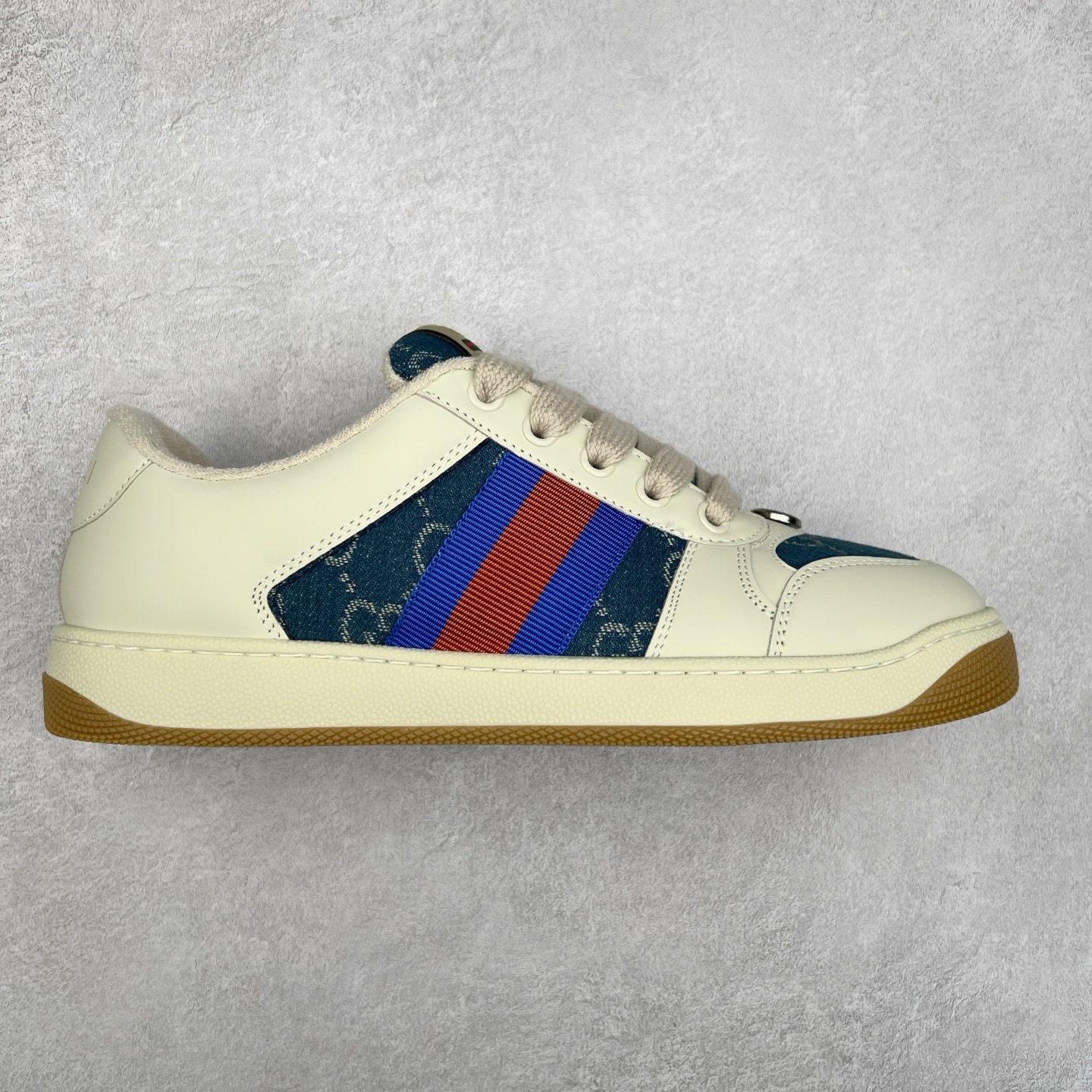 ＃福利特价 Gucci Screener sneaker 古驰双G小脏鞋系列复古怀旧校园风低帮板鞋 全套原楦原纸版原鞋开模 纯手工水洗做旧处理 侧面条纹饰带 原厂定制 原厂数据电绣 清晰立体 全鞋电脑针车 紧密相连 针距密度一致 环保乳胶注塑鞋垫 厚度脚感还原原版 皮面裁剪部位 统一油边封口工艺 右脚鞋侧嵌入NFC防伪芯片装置＋鞋盒标二唯码扫描 秒进官网 专柜全套包装 防尘袋 说明书 质保卡 购物袋 尺码：35 36 37 38 39 40 41 42 43 44 45-选品中心