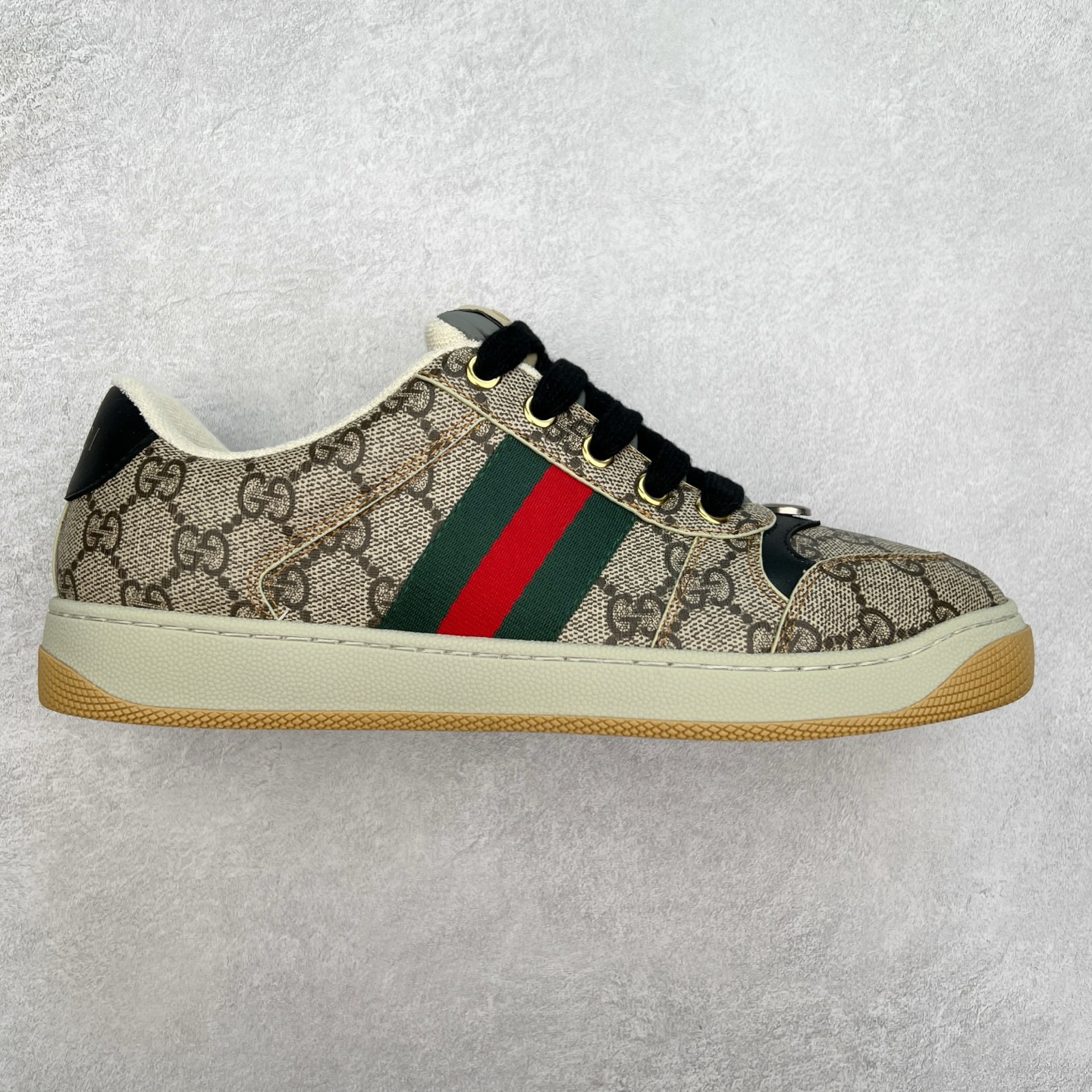 ＃福利特价 Gucci Screener sneaker 古驰双G小脏鞋系列复古怀旧校园风低帮板鞋 全套原楦原纸版原鞋开模 纯手工水洗做旧处理 侧面条纹饰带 原厂定制 原厂数据电绣 清晰立体 全鞋电脑针车 紧密相连 针距密度一致 环保乳胶注塑鞋垫 厚度脚感还原原版 皮面裁剪部位 统一油边封口工艺 右脚鞋侧嵌入NFC防伪芯片装置＋鞋盒标二唯码扫描 秒进官网 专柜全套包装 防尘袋 说明书 质保卡 购物袋 尺码：35 36 37 38 39 40 41 42 43 44 45-选品中心
