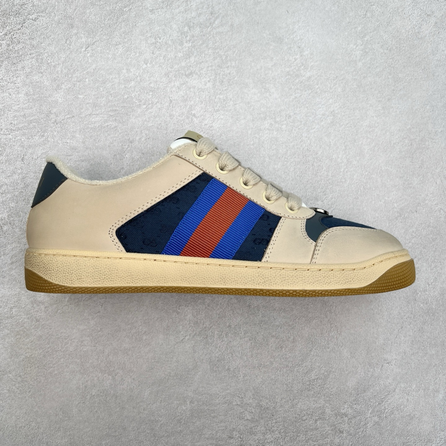 图片[2]-＃福利特价 Gucci Screener sneaker 古驰双G小脏鞋系列复古怀旧校园风低帮板鞋 全套原楦原纸版原鞋开模 纯手工水洗做旧处理 侧面条纹饰带 原厂定制 原厂数据电绣 清晰立体 全鞋电脑针车 紧密相连 针距密度一致 环保乳胶注塑鞋垫 厚度脚感还原原版 皮面裁剪部位 统一油边封口工艺 右脚鞋侧嵌入NFC防伪芯片装置＋鞋盒标二唯码扫描 秒进官网 专柜全套包装 防尘袋 说明书 质保卡 购物袋 尺码：35 36 37 38 39 40 41 42 43 44 45-选品中心