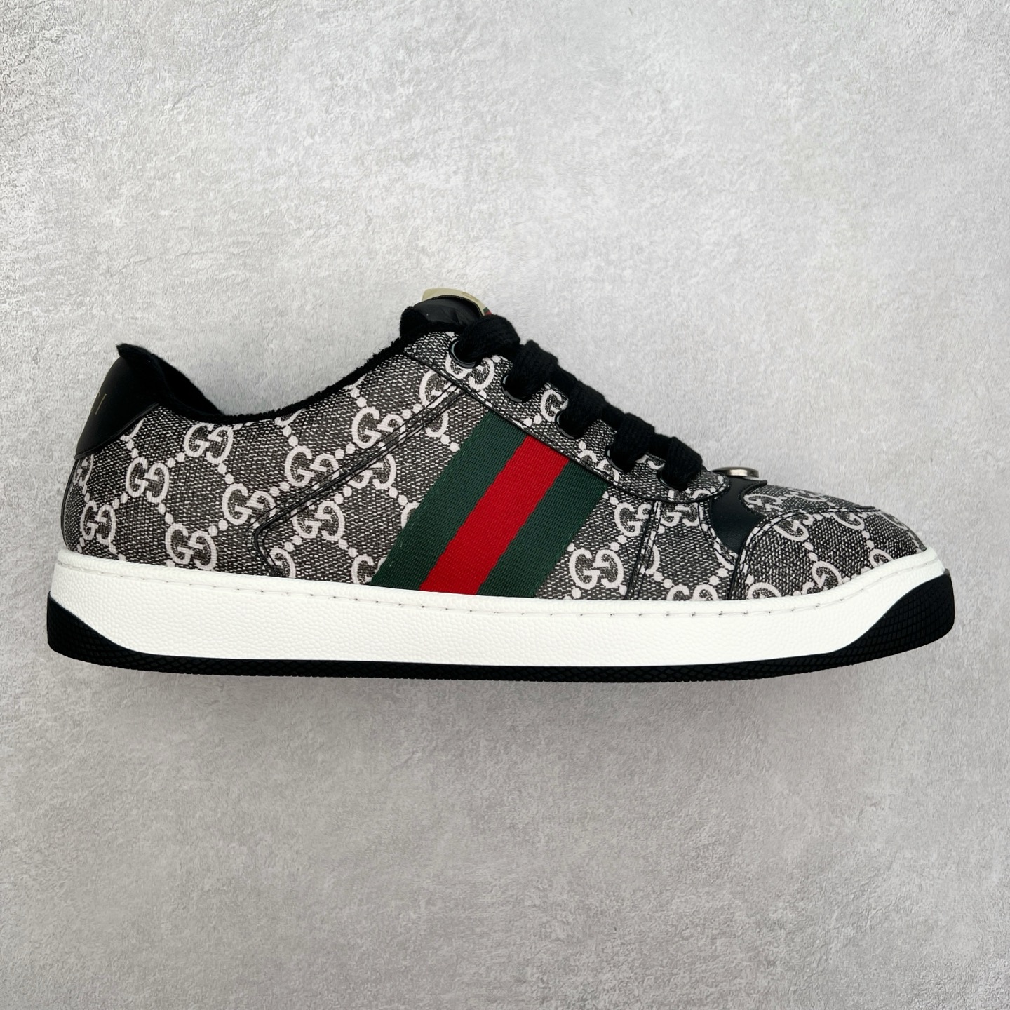 图片[4]-＃福利特价 Gucci Screener sneaker 古驰双G小脏鞋系列复古怀旧校园风低帮板鞋 全套原楦原纸版原鞋开模 纯手工水洗做旧处理 侧面条纹饰带 原厂定制 原厂数据电绣 清晰立体 全鞋电脑针车 紧密相连 针距密度一致 环保乳胶注塑鞋垫 厚度脚感还原原版 皮面裁剪部位 统一油边封口工艺 右脚鞋侧嵌入NFC防伪芯片装置＋鞋盒标二唯码扫描 秒进官网 专柜全套包装 防尘袋 说明书 质保卡 购物袋 尺码：35 36 37 38 39 40 41 42 43 44 45-选品中心