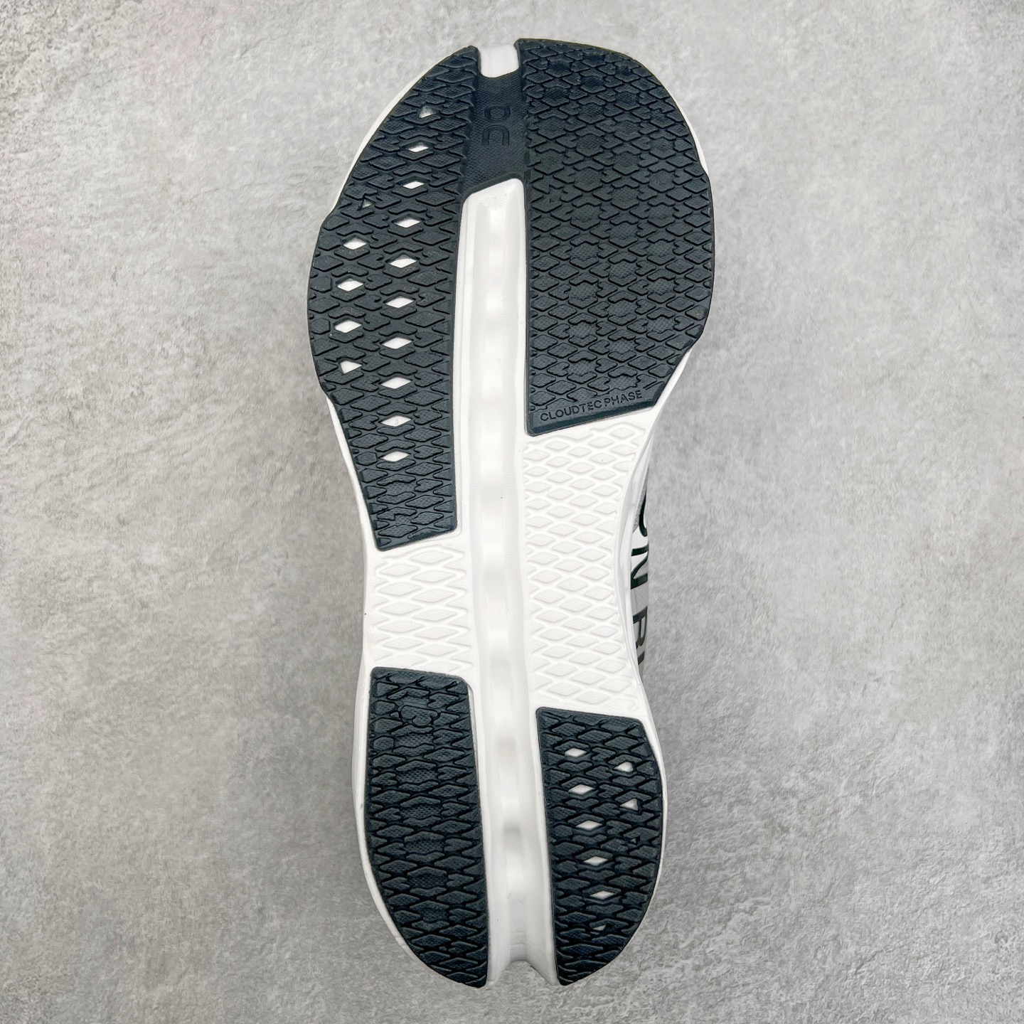 图片[9]-On Cloudsurfer Next 舒适百搭防滑耐磨低帮休闲跑步鞋 昂跑运动品牌 开创于2010年 缓震着陆、强效回弹、轻柔质感的设计构思始终是ON研制关键 与此同时基于“为全球提供革新性的跑步感受”信念 陆续推出了多款跑鞋及其以专业运动人体跑步工程学为设计关键的功能性跑步服饰设备 让跑者不费力气地畅快畅跑 尺码：36 36.5 37.5 38 38.5 39 40 40.5 41 42 42.5 43 44 44.5 45-选品中心