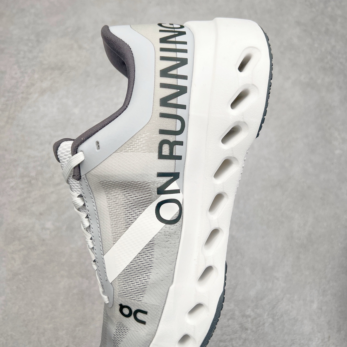 图片[7]-On Cloudsurfer Next 舒适百搭防滑耐磨低帮休闲跑步鞋 昂跑运动品牌 开创于2010年 缓震着陆、强效回弹、轻柔质感的设计构思始终是ON研制关键 与此同时基于“为全球提供革新性的跑步感受”信念 陆续推出了多款跑鞋及其以专业运动人体跑步工程学为设计关键的功能性跑步服饰设备 让跑者不费力气地畅快畅跑 尺码：36 36.5 37.5 38 38.5 39 40 40.5 41 42 42.5 43 44 44.5 45-选品中心