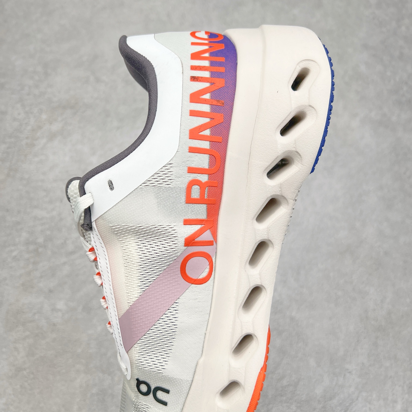 图片[7]-On Cloudsurfer Next 舒适百搭防滑耐磨低帮休闲跑步鞋 昂跑运动品牌 开创于2010年 缓震着陆、强效回弹、轻柔质感的设计构思始终是ON研制关键 与此同时基于“为全球提供革新性的跑步感受”信念 陆续推出了多款跑鞋及其以专业运动人体跑步工程学为设计关键的功能性跑步服饰设备 让跑者不费力气地畅快畅跑 尺码：36 36.5 37.5 38 38.5 39 40 40.5 41 42 42.5 43 44 44.5 45-选品中心