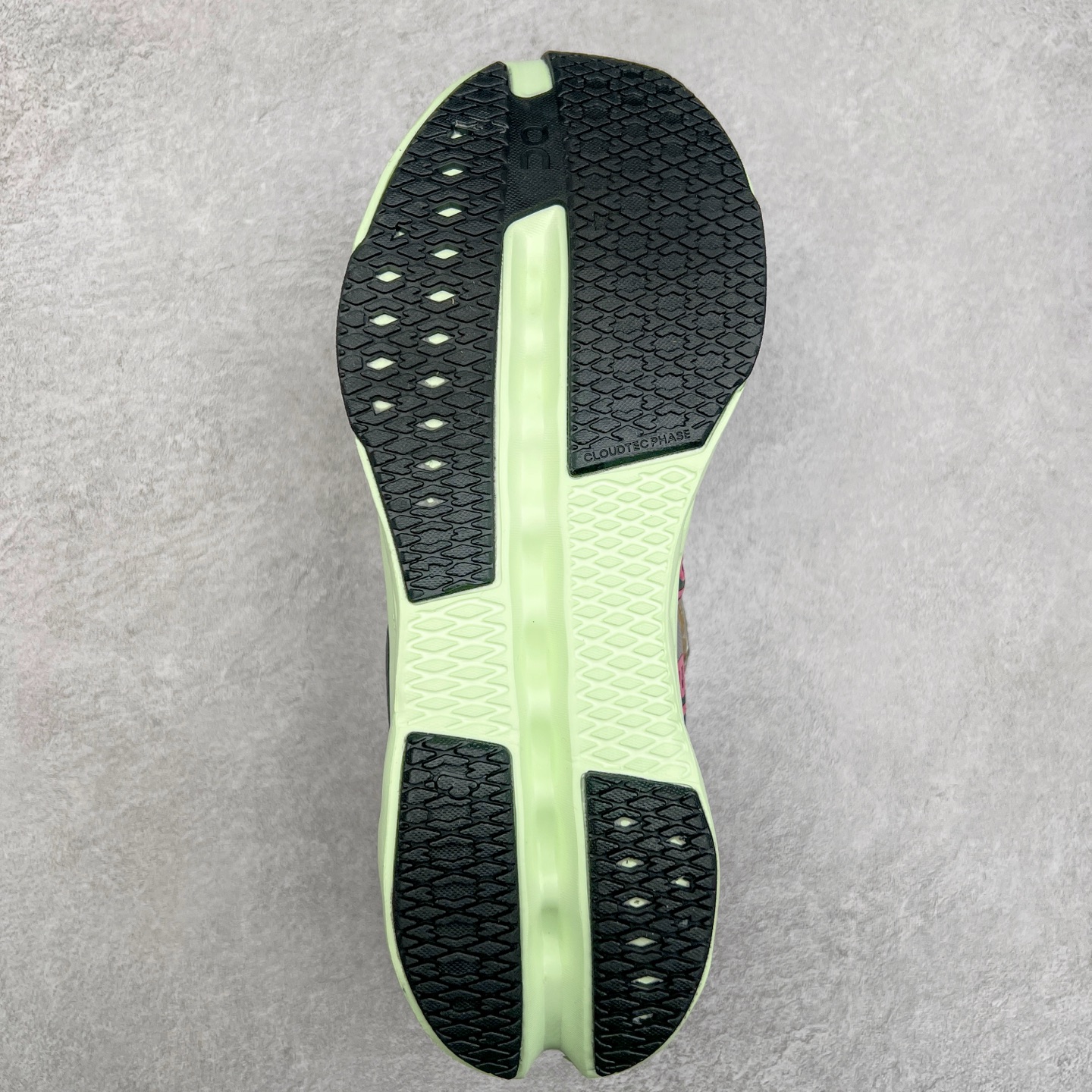 图片[9]-On Cloudsurfer Next 舒适百搭防滑耐磨低帮休闲跑步鞋 昂跑运动品牌 开创于2010年 缓震着陆、强效回弹、轻柔质感的设计构思始终是ON研制关键 与此同时基于“为全球提供革新性的跑步感受”信念 陆续推出了多款跑鞋及其以专业运动人体跑步工程学为设计关键的功能性跑步服饰设备 让跑者不费力气地畅快畅跑 尺码：36 36.5 37.5 38 38.5 39 40 40.5 41 42 42.5 43 44 44.5 45-选品中心