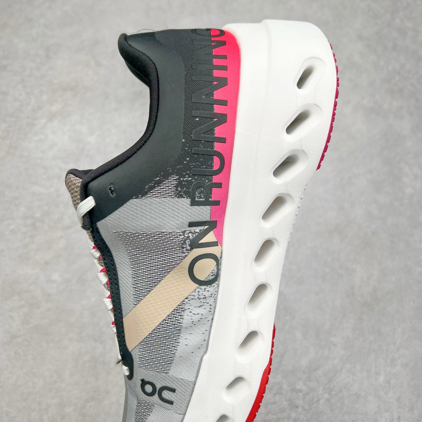 图片[7]-On Cloudsurfer Next 舒适百搭防滑耐磨低帮休闲跑步鞋 昂跑运动品牌 开创于2010年 缓震着陆、强效回弹、轻柔质感的设计构思始终是ON研制关键 与此同时基于“为全球提供革新性的跑步感受”信念 陆续推出了多款跑鞋及其以专业运动人体跑步工程学为设计关键的功能性跑步服饰设备 让跑者不费力气地畅快畅跑 尺码：36 36.5 37.5 38 38.5 39 40 40.5 41 42 42.5 43 44 44.5 45-选品中心