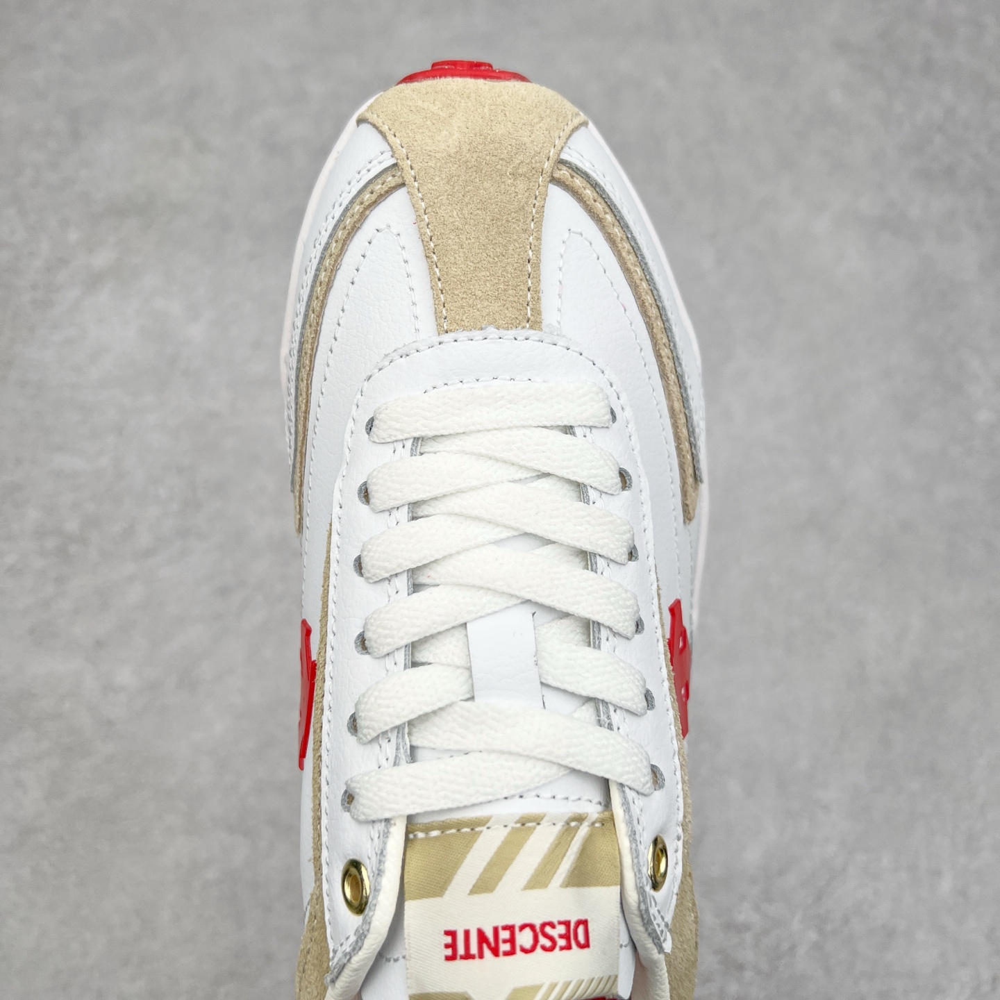 图片[4]-DESCENTE Sport Style Chron Racer迪桑特舒适百搭防滑耐磨低帮生活休闲鞋 是一款集复古与现代于一体的低帮跑步鞋 简洁的牛皮鞋面不仅彰显出时尚的质感 还适用于多种场合的穿搭 这款鞋子的透气性能极佳 轻质弹性鞋底则提供了良好的舒适度和耐磨性 使你在行走或跑步时都能感受到脚底的柔软与支撑 尺码：36 36.5 37.5 38 38.5 39 40 40.5 41 42 42.5 43 44 44.5 45-选品中心