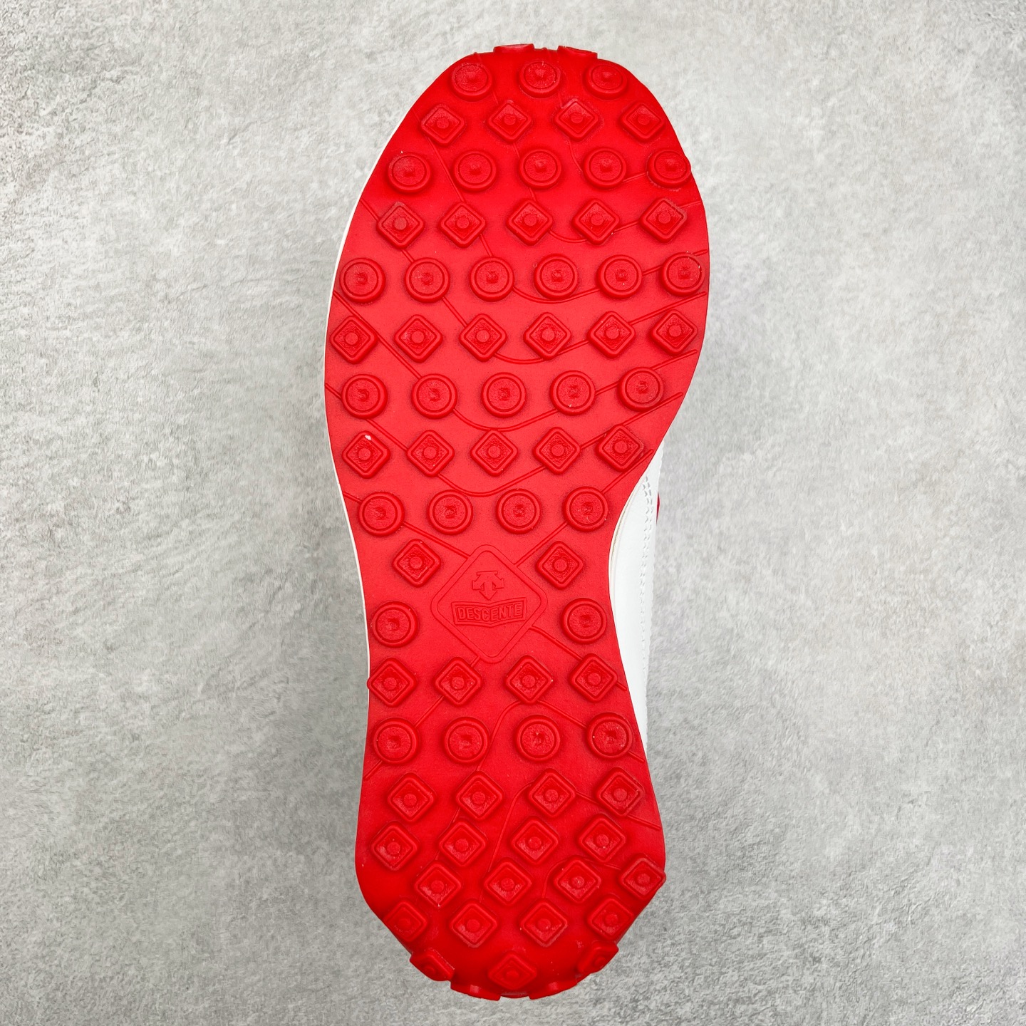 图片[9]-DESCENTE Sport Style Chron Racer迪桑特舒适百搭防滑耐磨低帮生活休闲鞋 是一款集复古与现代于一体的低帮跑步鞋 简洁的牛皮鞋面不仅彰显出时尚的质感 还适用于多种场合的穿搭 这款鞋子的透气性能极佳 轻质弹性鞋底则提供了良好的舒适度和耐磨性 使你在行走或跑步时都能感受到脚底的柔软与支撑 尺码：36 36.5 37.5 38 38.5 39 40 40.5 41 42 42.5 43 44 44.5 45-选品中心