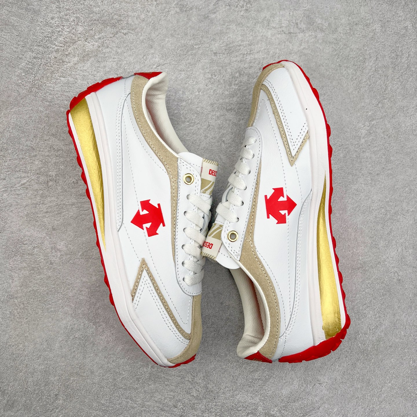 图片[3]-DESCENTE Sport Style Chron Racer迪桑特舒适百搭防滑耐磨低帮生活休闲鞋 是一款集复古与现代于一体的低帮跑步鞋 简洁的牛皮鞋面不仅彰显出时尚的质感 还适用于多种场合的穿搭 这款鞋子的透气性能极佳 轻质弹性鞋底则提供了良好的舒适度和耐磨性 使你在行走或跑步时都能感受到脚底的柔软与支撑 尺码：36 36.5 37.5 38 38.5 39 40 40.5 41 42 42.5 43 44 44.5 45-选品中心