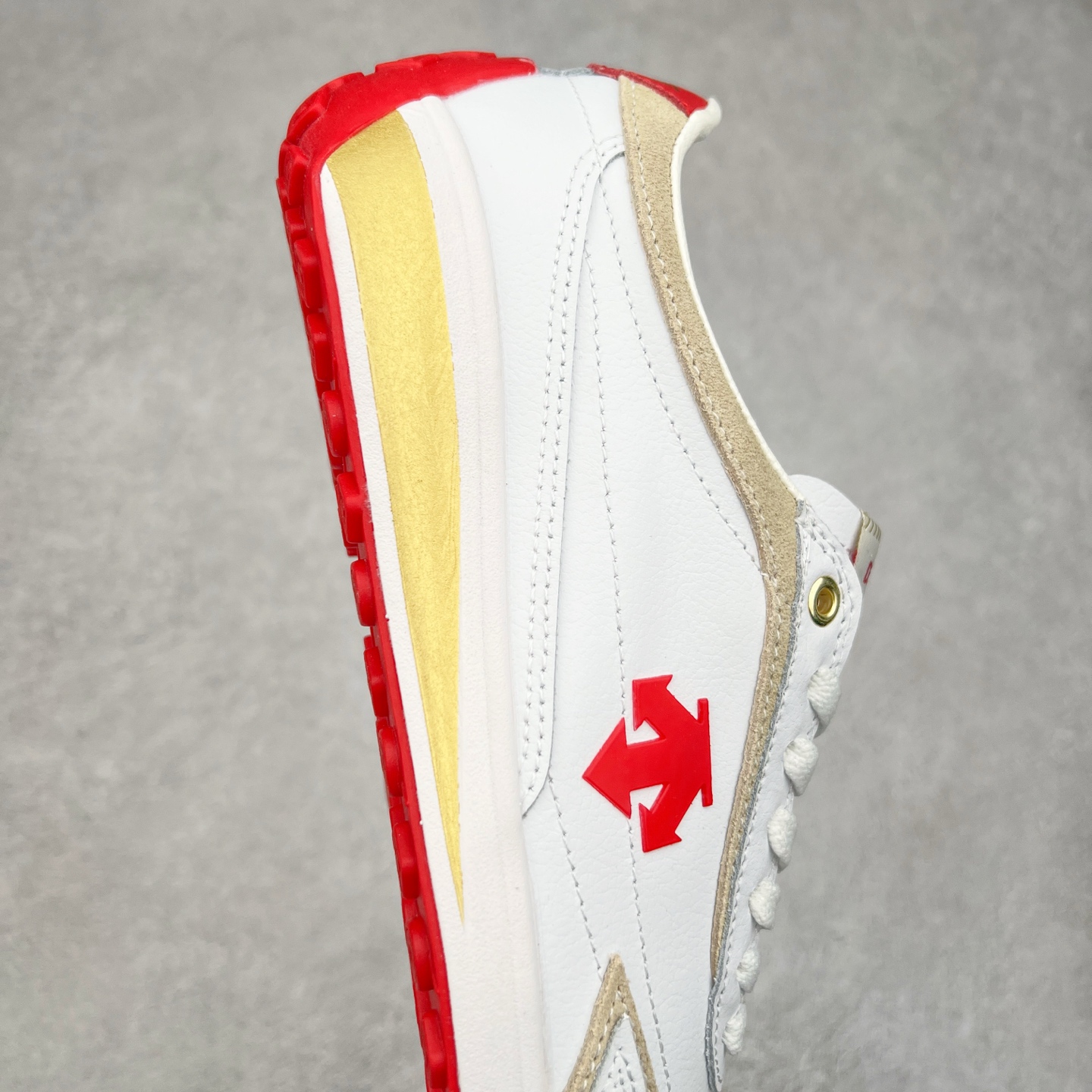 图片[6]-DESCENTE Sport Style Chron Racer迪桑特舒适百搭防滑耐磨低帮生活休闲鞋 是一款集复古与现代于一体的低帮跑步鞋 简洁的牛皮鞋面不仅彰显出时尚的质感 还适用于多种场合的穿搭 这款鞋子的透气性能极佳 轻质弹性鞋底则提供了良好的舒适度和耐磨性 使你在行走或跑步时都能感受到脚底的柔软与支撑 尺码：36 36.5 37.5 38 38.5 39 40 40.5 41 42 42.5 43 44 44.5 45-选品中心