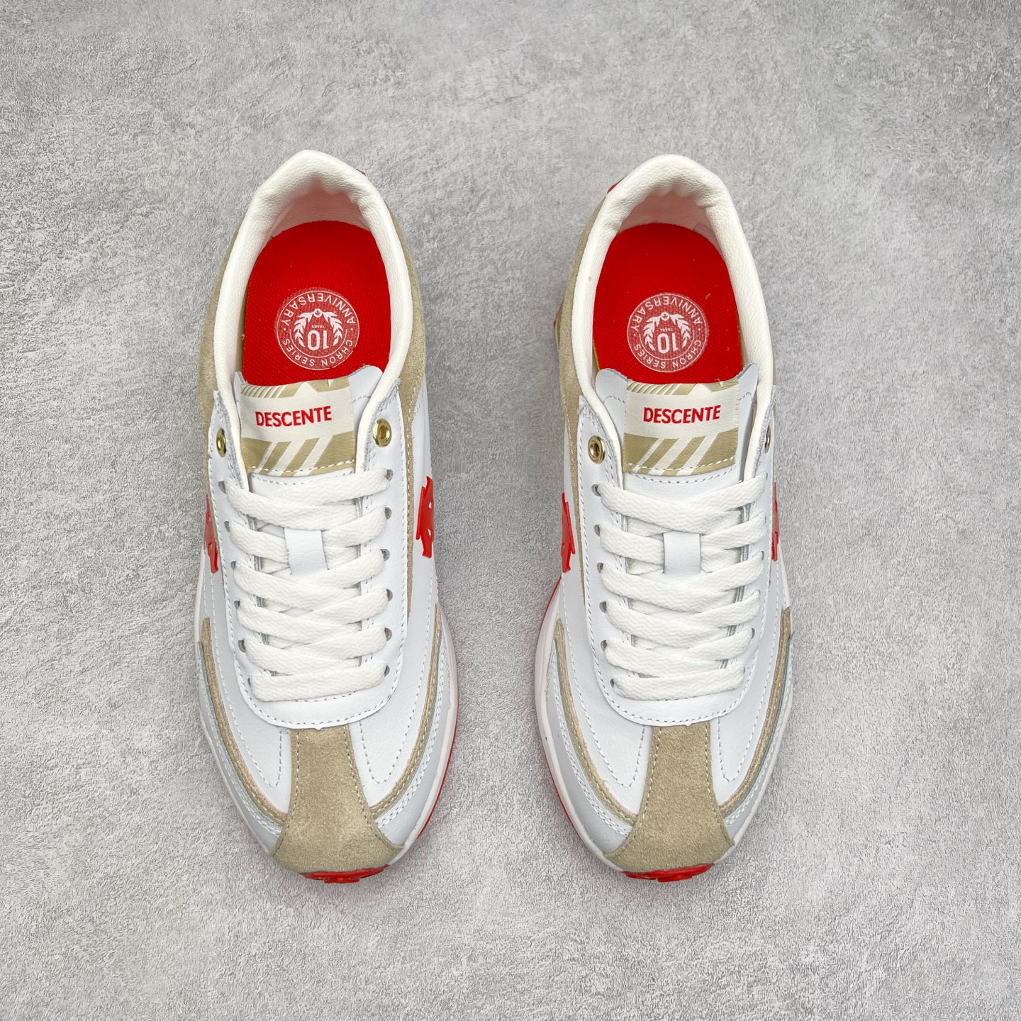 图片[2]-DESCENTE Sport Style Chron Racer迪桑特舒适百搭防滑耐磨低帮生活休闲鞋 是一款集复古与现代于一体的低帮跑步鞋 简洁的牛皮鞋面不仅彰显出时尚的质感 还适用于多种场合的穿搭 这款鞋子的透气性能极佳 轻质弹性鞋底则提供了良好的舒适度和耐磨性 使你在行走或跑步时都能感受到脚底的柔软与支撑 尺码：36 36.5 37.5 38 38.5 39 40 40.5 41 42 42.5 43 44 44.5 45-选品中心