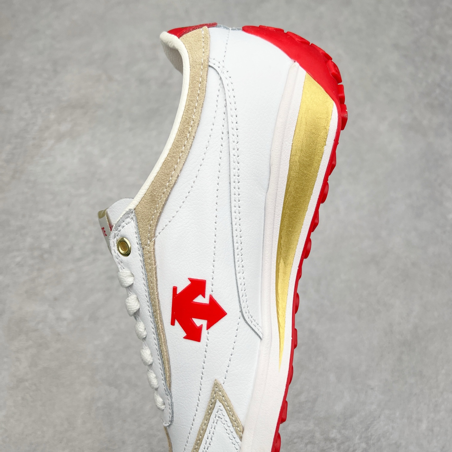 图片[7]-DESCENTE Sport Style Chron Racer迪桑特舒适百搭防滑耐磨低帮生活休闲鞋 是一款集复古与现代于一体的低帮跑步鞋 简洁的牛皮鞋面不仅彰显出时尚的质感 还适用于多种场合的穿搭 这款鞋子的透气性能极佳 轻质弹性鞋底则提供了良好的舒适度和耐磨性 使你在行走或跑步时都能感受到脚底的柔软与支撑 尺码：36 36.5 37.5 38 38.5 39 40 40.5 41 42 42.5 43 44 44.5 45-选品中心