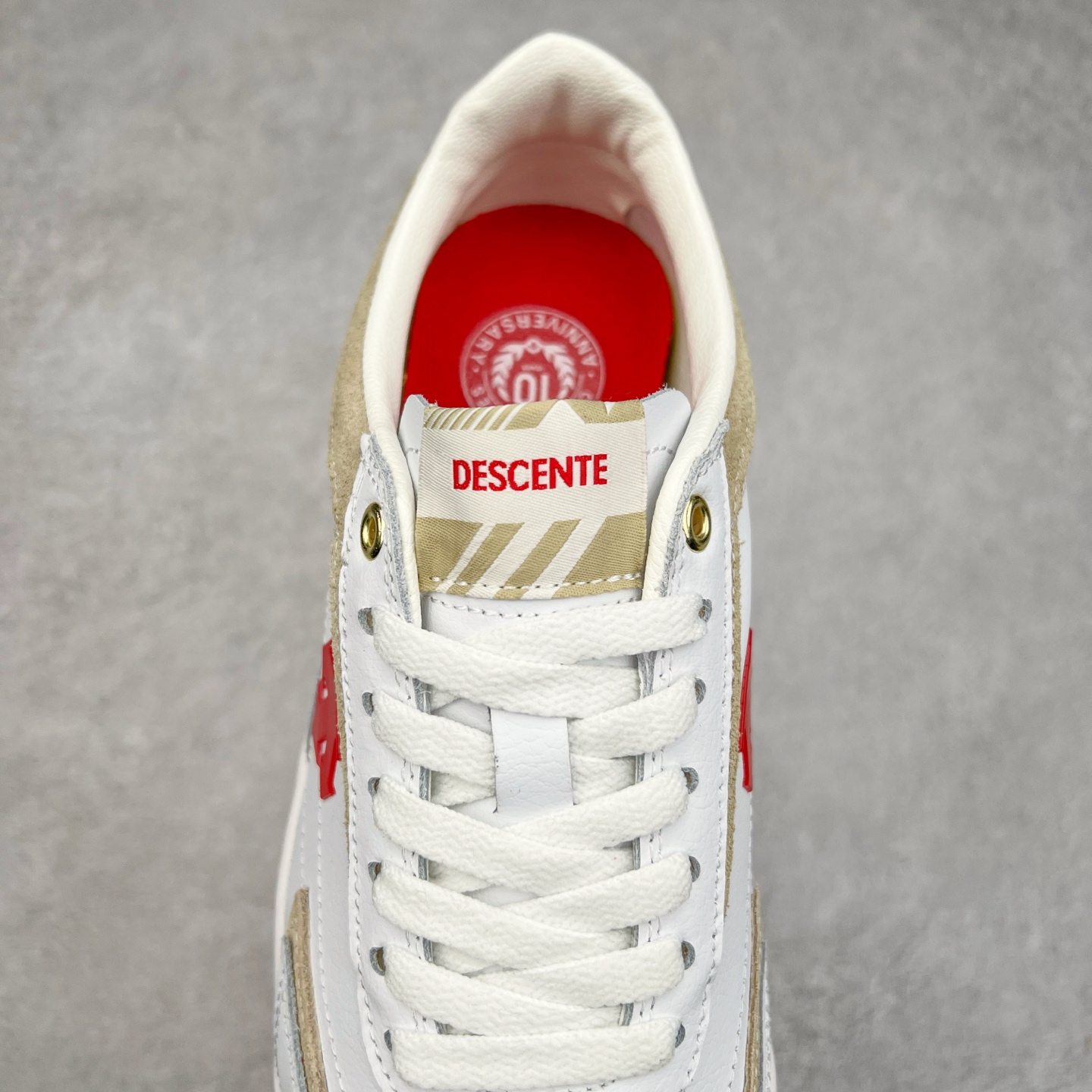 图片[5]-DESCENTE Sport Style Chron Racer迪桑特舒适百搭防滑耐磨低帮生活休闲鞋 是一款集复古与现代于一体的低帮跑步鞋 简洁的牛皮鞋面不仅彰显出时尚的质感 还适用于多种场合的穿搭 这款鞋子的透气性能极佳 轻质弹性鞋底则提供了良好的舒适度和耐磨性 使你在行走或跑步时都能感受到脚底的柔软与支撑 尺码：36 36.5 37.5 38 38.5 39 40 40.5 41 42 42.5 43 44 44.5 45-选品中心