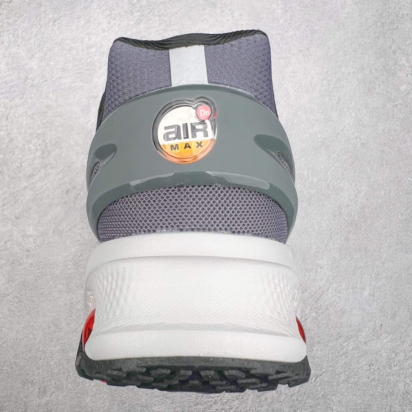 图片[8]-NK Air Max DN8 全掌科技气垫缓震运动跑鞋 FQ7860-035 DN8的核心亮点在于其八腔气垫结构 根据不同部位设定的气压值专为行走设计 提供卓越的舒适感 鞋面的设计让人联想到上世纪90年代末至2000年代初的多款Air Max 中底上系列圆形孔洞引发了热议 不少人将其与竞争品牌的缓震技术进行比较 例如K-SWISS 2010年代初推出的Tubes技 及以多孔鞋底闻名的品牌 尺码：36 36.5 37.5 38 38.5 39 40 40.5 41 42 42.5 43 44 44.5 45-选品中心