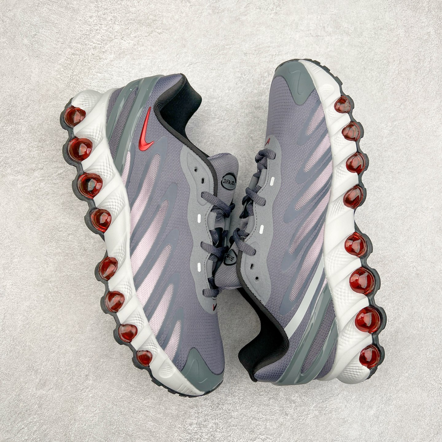 图片[3]-NK Air Max DN8 全掌科技气垫缓震运动跑鞋 FQ7860-035 DN8的核心亮点在于其八腔气垫结构 根据不同部位设定的气压值专为行走设计 提供卓越的舒适感 鞋面的设计让人联想到上世纪90年代末至2000年代初的多款Air Max 中底上系列圆形孔洞引发了热议 不少人将其与竞争品牌的缓震技术进行比较 例如K-SWISS 2010年代初推出的Tubes技 及以多孔鞋底闻名的品牌 尺码：36 36.5 37.5 38 38.5 39 40 40.5 41 42 42.5 43 44 44.5 45-选品中心