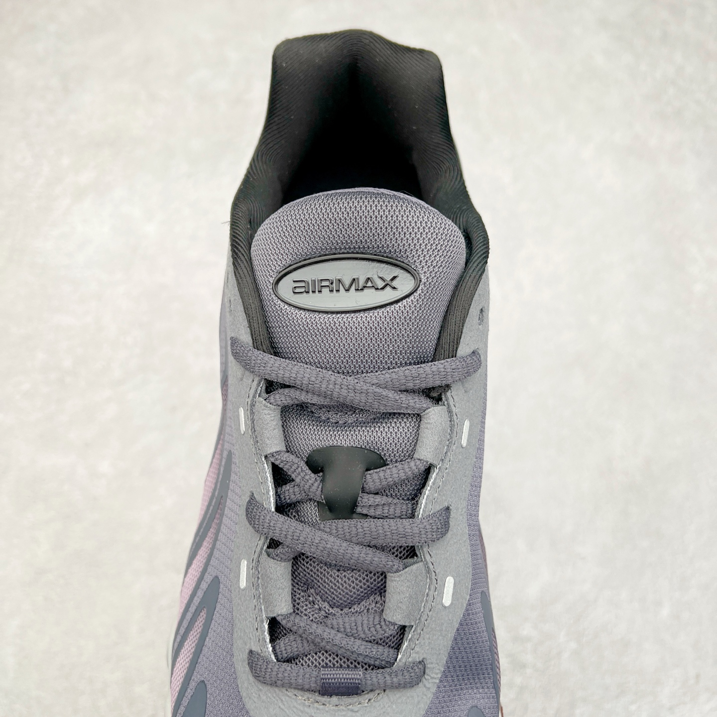 图片[5]-NK Air Max DN8 全掌科技气垫缓震运动跑鞋 FQ7860-035 DN8的核心亮点在于其八腔气垫结构 根据不同部位设定的气压值专为行走设计 提供卓越的舒适感 鞋面的设计让人联想到上世纪90年代末至2000年代初的多款Air Max 中底上系列圆形孔洞引发了热议 不少人将其与竞争品牌的缓震技术进行比较 例如K-SWISS 2010年代初推出的Tubes技 及以多孔鞋底闻名的品牌 尺码：36 36.5 37.5 38 38.5 39 40 40.5 41 42 42.5 43 44 44.5 45-选品中心