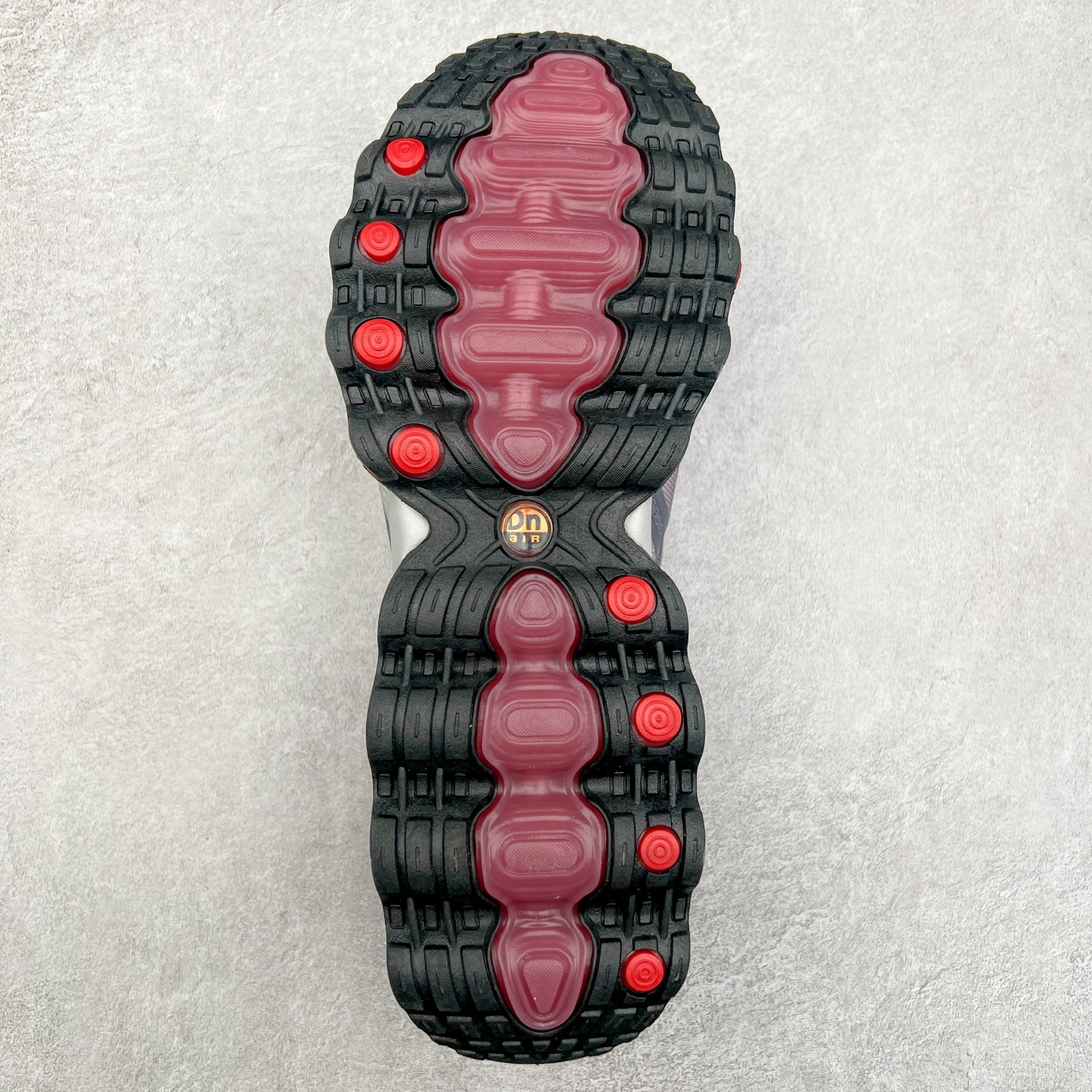 图片[9]-NK Air Max DN8 全掌科技气垫缓震运动跑鞋 FQ7860-035 DN8的核心亮点在于其八腔气垫结构 根据不同部位设定的气压值专为行走设计 提供卓越的舒适感 鞋面的设计让人联想到上世纪90年代末至2000年代初的多款Air Max 中底上系列圆形孔洞引发了热议 不少人将其与竞争品牌的缓震技术进行比较 例如K-SWISS 2010年代初推出的Tubes技 及以多孔鞋底闻名的品牌 尺码：36 36.5 37.5 38 38.5 39 40 40.5 41 42 42.5 43 44 44.5 45-选品中心