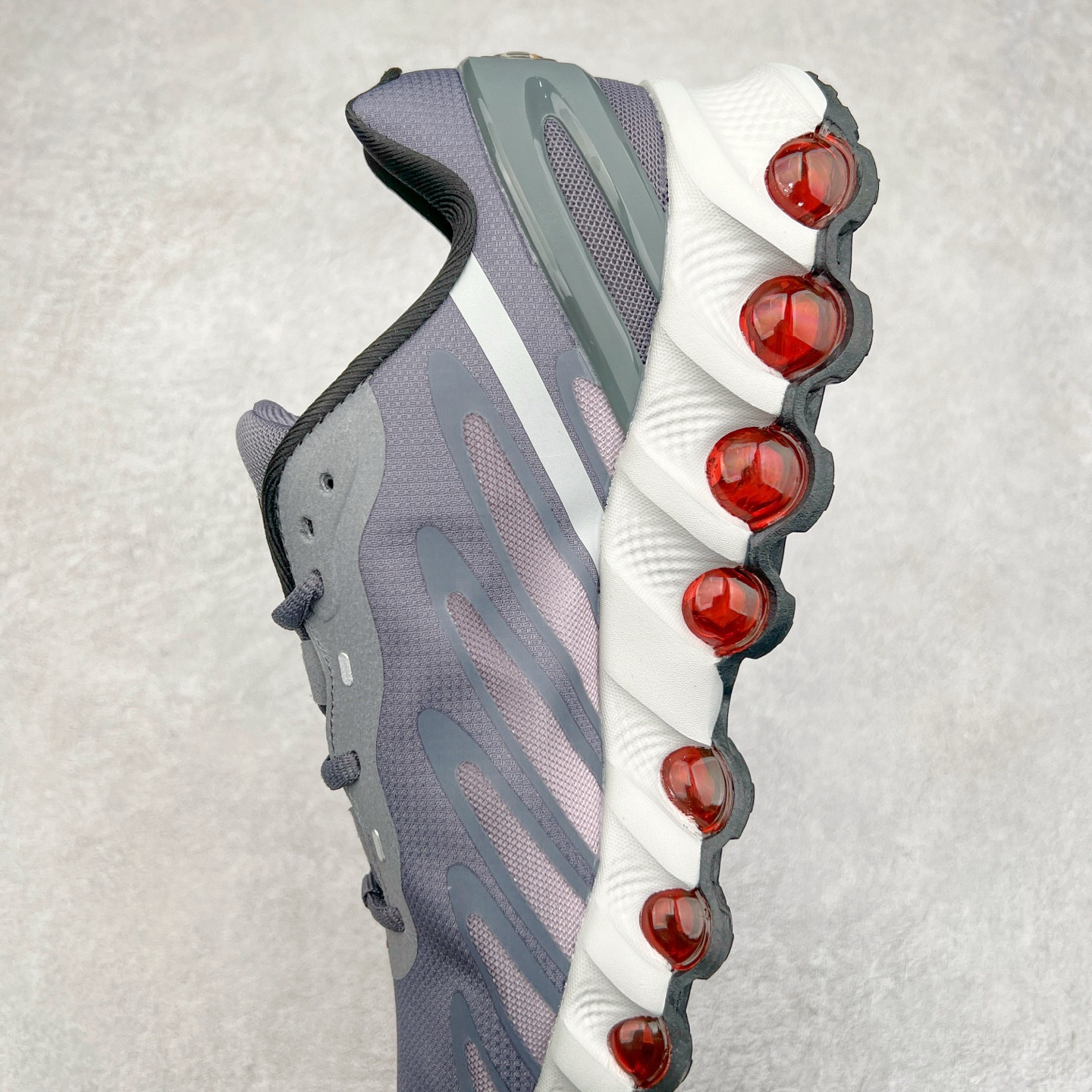 图片[7]-NK Air Max DN8 全掌科技气垫缓震运动跑鞋 FQ7860-035 DN8的核心亮点在于其八腔气垫结构 根据不同部位设定的气压值专为行走设计 提供卓越的舒适感 鞋面的设计让人联想到上世纪90年代末至2000年代初的多款Air Max 中底上系列圆形孔洞引发了热议 不少人将其与竞争品牌的缓震技术进行比较 例如K-SWISS 2010年代初推出的Tubes技 及以多孔鞋底闻名的品牌 尺码：36 36.5 37.5 38 38.5 39 40 40.5 41 42 42.5 43 44 44.5 45-选品中心