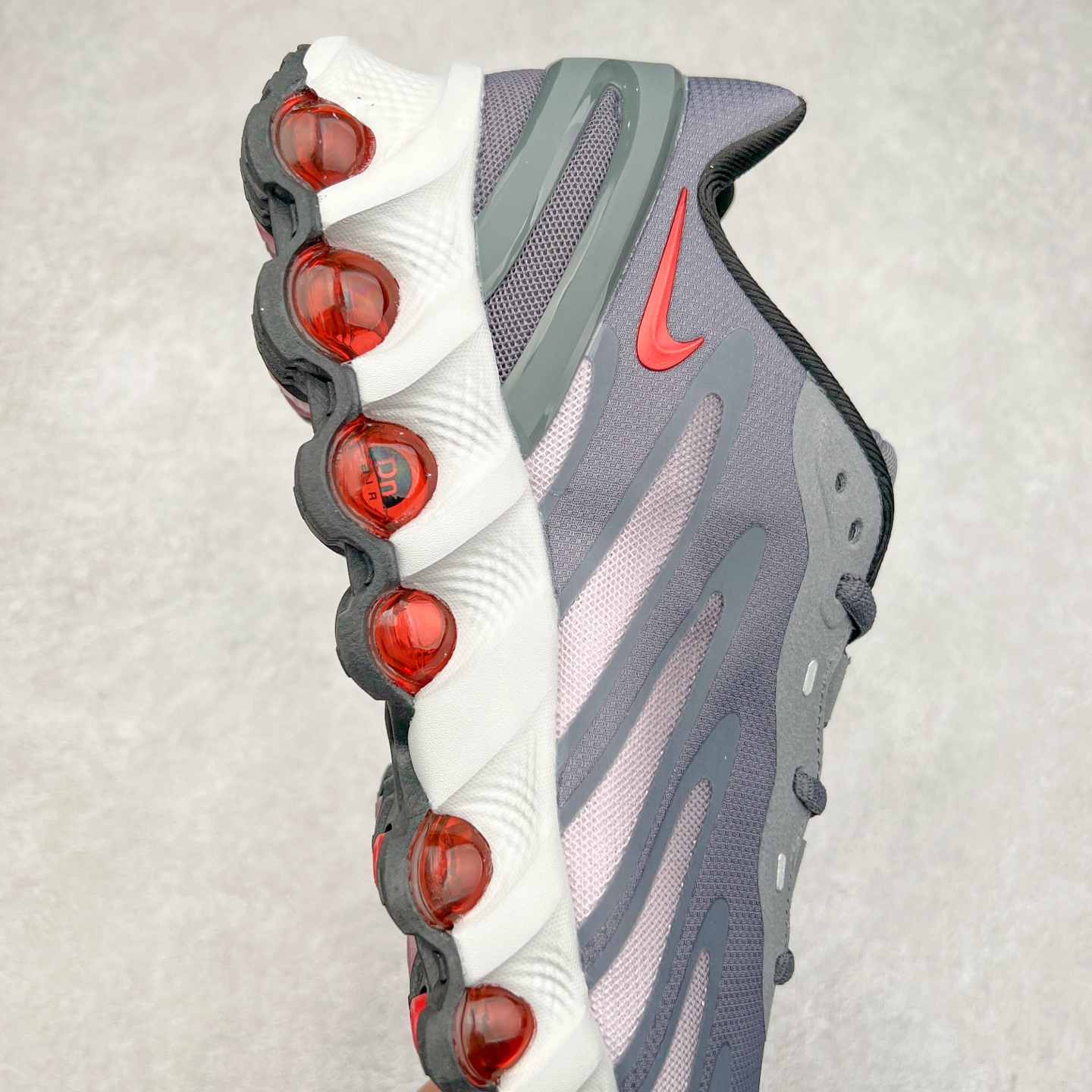 图片[6]-NK Air Max DN8 全掌科技气垫缓震运动跑鞋 FQ7860-035 DN8的核心亮点在于其八腔气垫结构 根据不同部位设定的气压值专为行走设计 提供卓越的舒适感 鞋面的设计让人联想到上世纪90年代末至2000年代初的多款Air Max 中底上系列圆形孔洞引发了热议 不少人将其与竞争品牌的缓震技术进行比较 例如K-SWISS 2010年代初推出的Tubes技 及以多孔鞋底闻名的品牌 尺码：36 36.5 37.5 38 38.5 39 40 40.5 41 42 42.5 43 44 44.5 45-选品中心