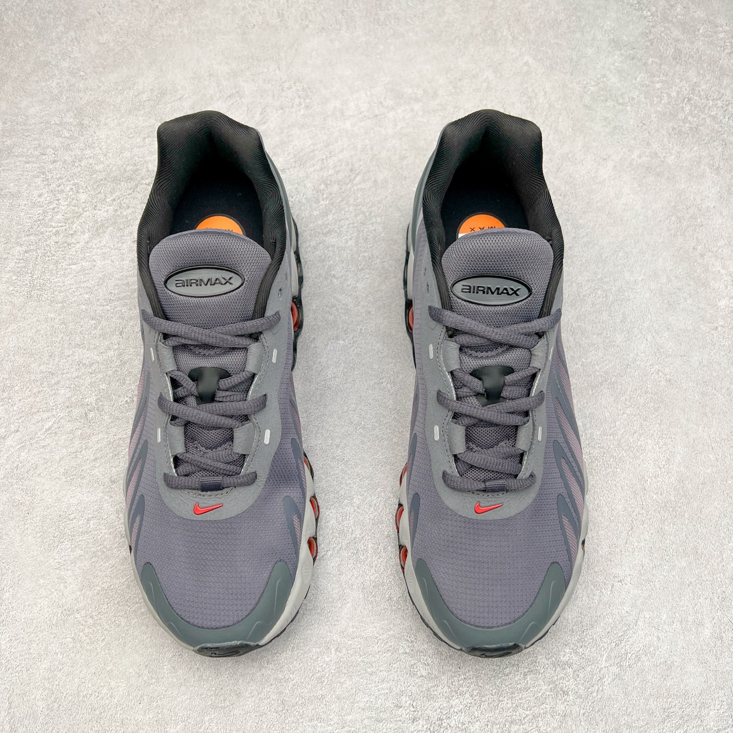 图片[2]-NK Air Max DN8 全掌科技气垫缓震运动跑鞋 FQ7860-035 DN8的核心亮点在于其八腔气垫结构 根据不同部位设定的气压值专为行走设计 提供卓越的舒适感 鞋面的设计让人联想到上世纪90年代末至2000年代初的多款Air Max 中底上系列圆形孔洞引发了热议 不少人将其与竞争品牌的缓震技术进行比较 例如K-SWISS 2010年代初推出的Tubes技 及以多孔鞋底闻名的品牌 尺码：36 36.5 37.5 38 38.5 39 40 40.5 41 42 42.5 43 44 44.5 45-选品中心