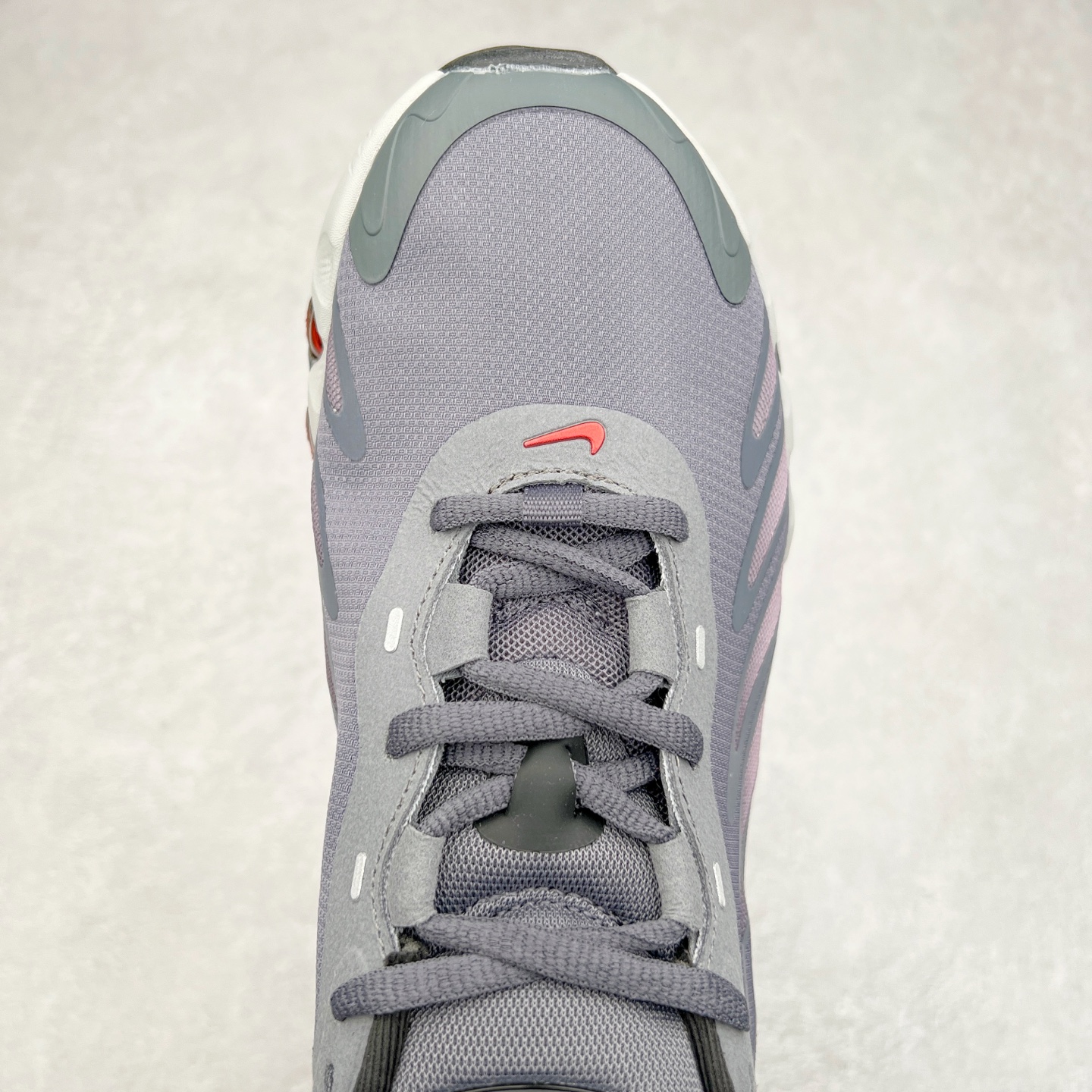 图片[4]-NK Air Max DN8 全掌科技气垫缓震运动跑鞋 FQ7860-035 DN8的核心亮点在于其八腔气垫结构 根据不同部位设定的气压值专为行走设计 提供卓越的舒适感 鞋面的设计让人联想到上世纪90年代末至2000年代初的多款Air Max 中底上系列圆形孔洞引发了热议 不少人将其与竞争品牌的缓震技术进行比较 例如K-SWISS 2010年代初推出的Tubes技 及以多孔鞋底闻名的品牌 尺码：36 36.5 37.5 38 38.5 39 40 40.5 41 42 42.5 43 44 44.5 45-选品中心