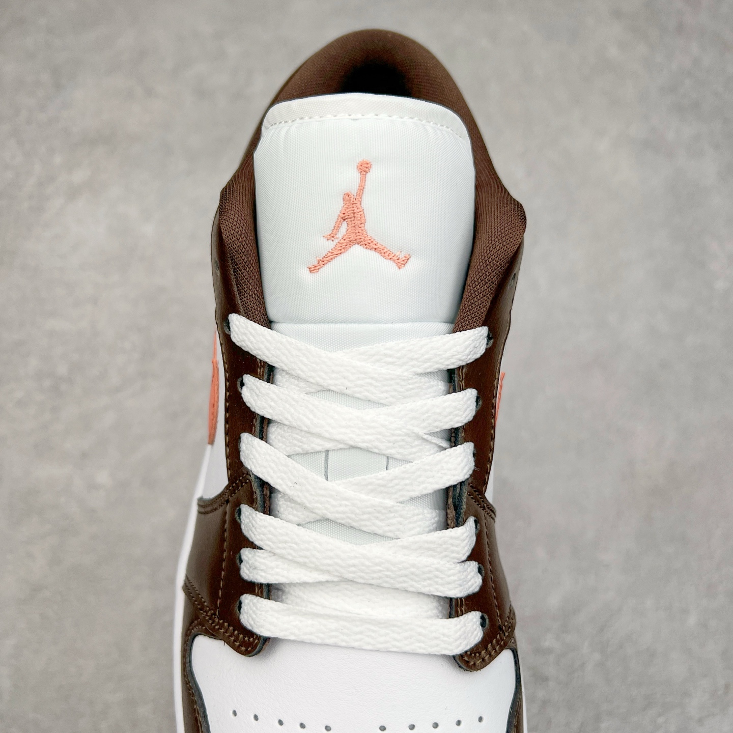 图片[5]-＃K版 Air Jordan AJ1 Low 低帮 粉棕 DC0774-182 全新流水线出品 DT版本唯一平替选择 市场第二梯队最强版 全部原鞋开发 原楦原纸板开发 全鞋电脑针车 原厂内置全掌气垫 原盒内在原标 唯一Zp原版鞋带绑法 免检产品 全新2022版型 全头层皮料 完美零毛边处理 原厂配置全掌气垫 价格定位良心 几十个配色陆续出货 实拍调校N版已经零色差零失真 百分百还原实物色彩所见即所得 不存在货不对板色差等低级问题 选购参考实物拍摄 不混卖不参货 只用心做好货严格选品 承诺混一赔十 尺码：36 36.5 37.5 38 38.5 39 40 40.5 41 42 42.5 43 44 44.5 45-选品中心