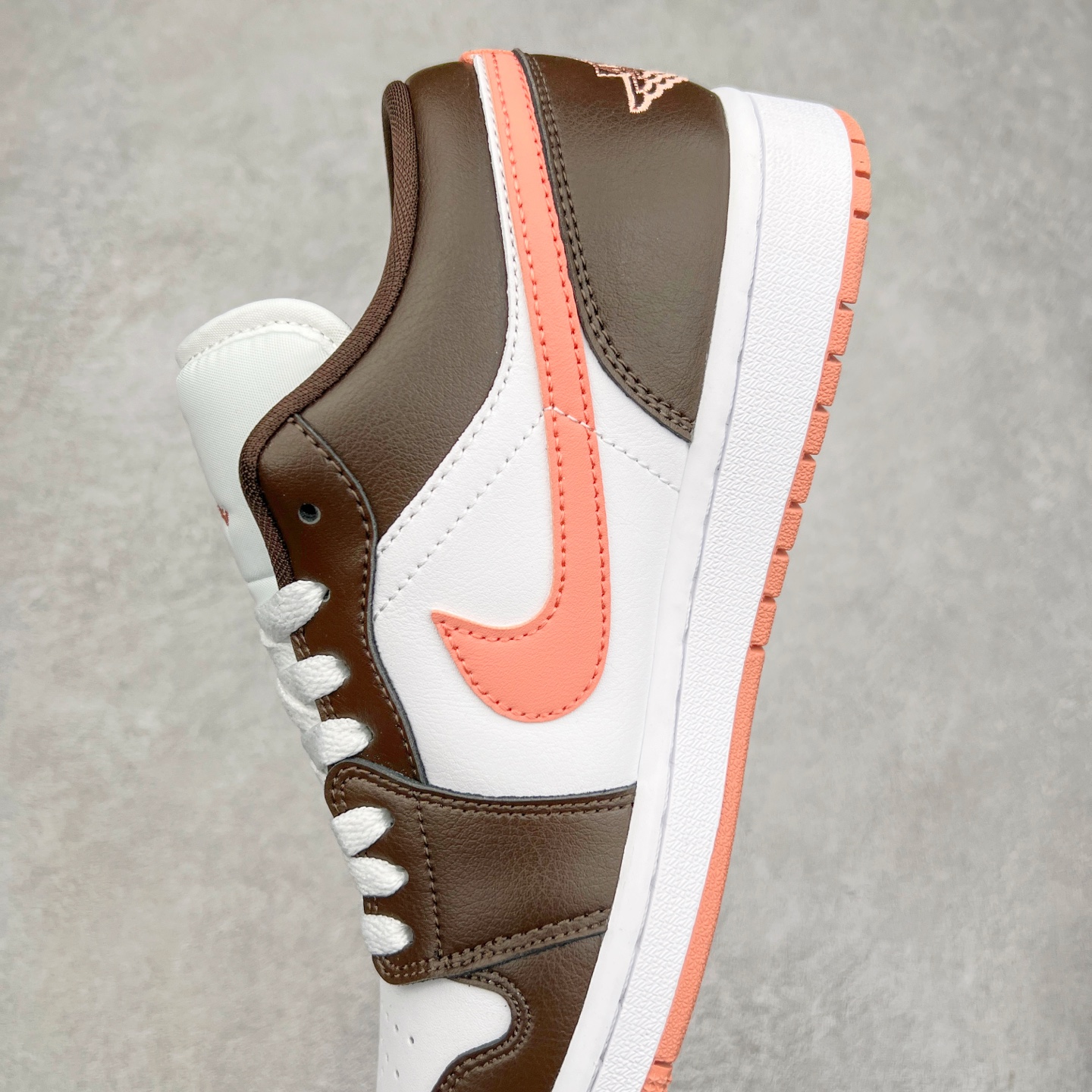 图片[7]-＃K版 Air Jordan AJ1 Low 低帮 粉棕 DC0774-182 全新流水线出品 DT版本唯一平替选择 市场第二梯队最强版 全部原鞋开发 原楦原纸板开发 全鞋电脑针车 原厂内置全掌气垫 原盒内在原标 唯一Zp原版鞋带绑法 免检产品 全新2022版型 全头层皮料 完美零毛边处理 原厂配置全掌气垫 价格定位良心 几十个配色陆续出货 实拍调校N版已经零色差零失真 百分百还原实物色彩所见即所得 不存在货不对板色差等低级问题 选购参考实物拍摄 不混卖不参货 只用心做好货严格选品 承诺混一赔十 尺码：36 36.5 37.5 38 38.5 39 40 40.5 41 42 42.5 43 44 44.5 45-选品中心