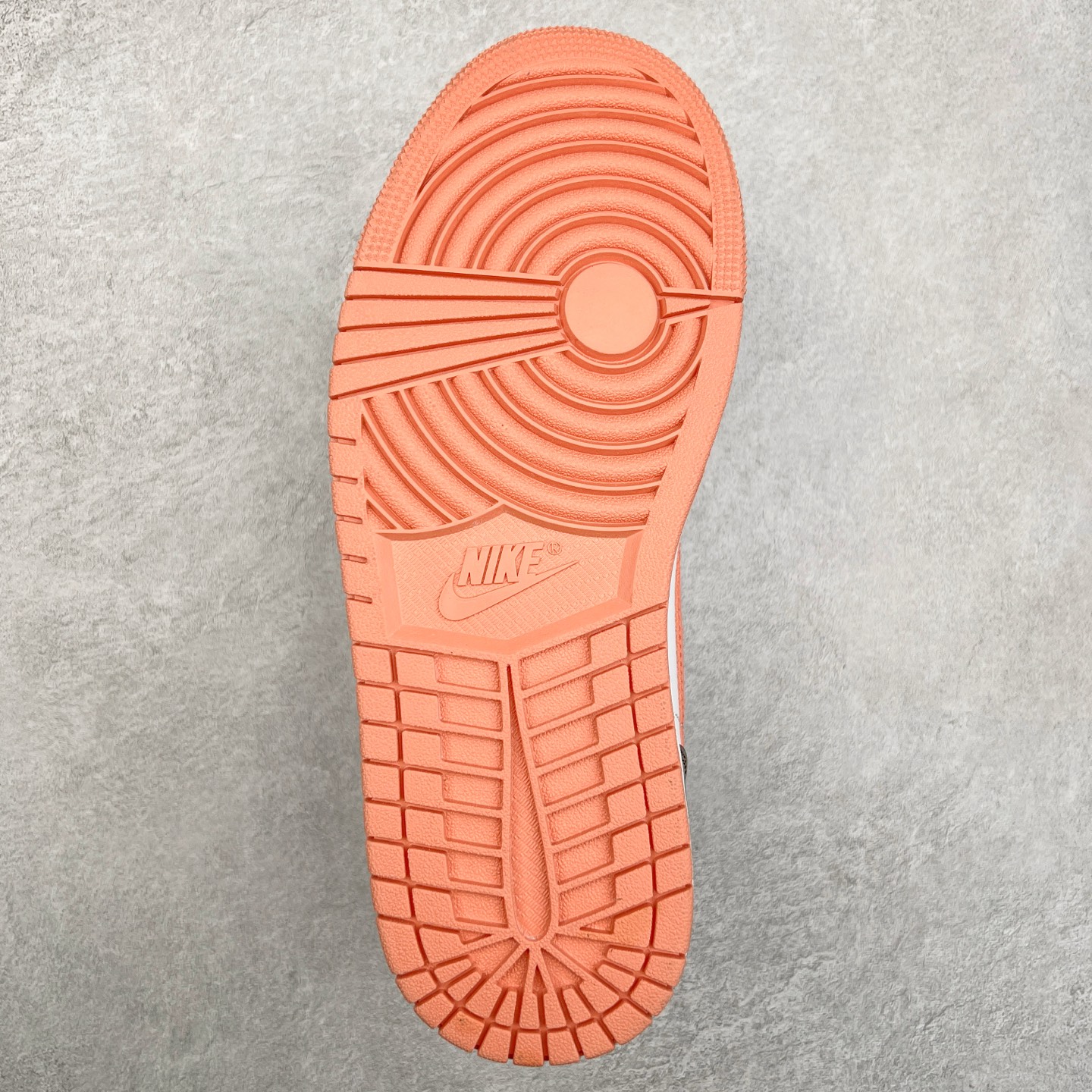 图片[9]-＃K版 Air Jordan AJ1 Low 低帮 粉棕 DC0774-182 全新流水线出品 DT版本唯一平替选择 市场第二梯队最强版 全部原鞋开发 原楦原纸板开发 全鞋电脑针车 原厂内置全掌气垫 原盒内在原标 唯一Zp原版鞋带绑法 免检产品 全新2022版型 全头层皮料 完美零毛边处理 原厂配置全掌气垫 价格定位良心 几十个配色陆续出货 实拍调校N版已经零色差零失真 百分百还原实物色彩所见即所得 不存在货不对板色差等低级问题 选购参考实物拍摄 不混卖不参货 只用心做好货严格选品 承诺混一赔十 尺码：36 36.5 37.5 38 38.5 39 40 40.5 41 42 42.5 43 44 44.5 45-选品中心