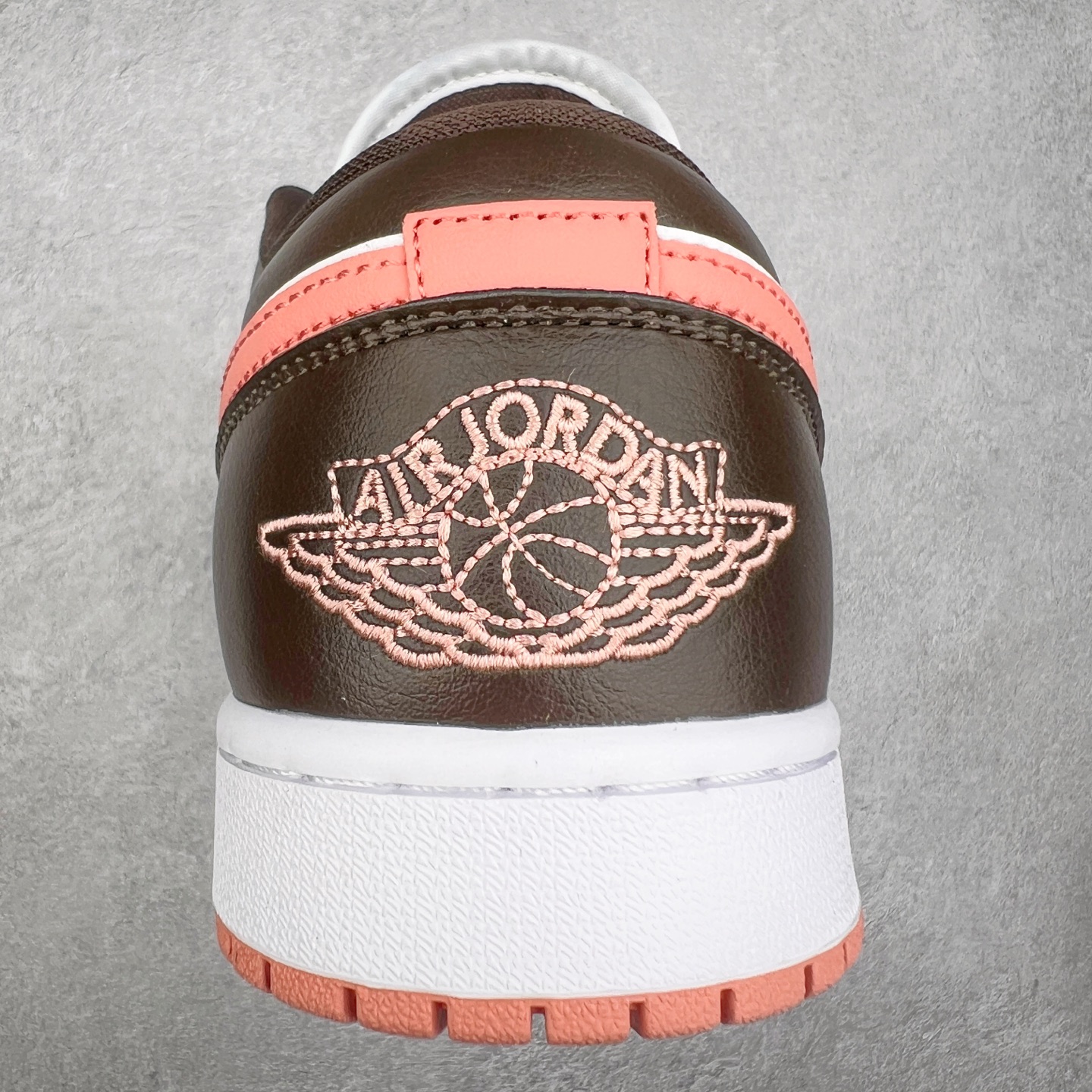 图片[8]-＃K版 Air Jordan AJ1 Low 低帮 粉棕 DC0774-182 全新流水线出品 DT版本唯一平替选择 市场第二梯队最强版 全部原鞋开发 原楦原纸板开发 全鞋电脑针车 原厂内置全掌气垫 原盒内在原标 唯一Zp原版鞋带绑法 免检产品 全新2022版型 全头层皮料 完美零毛边处理 原厂配置全掌气垫 价格定位良心 几十个配色陆续出货 实拍调校N版已经零色差零失真 百分百还原实物色彩所见即所得 不存在货不对板色差等低级问题 选购参考实物拍摄 不混卖不参货 只用心做好货严格选品 承诺混一赔十 尺码：36 36.5 37.5 38 38.5 39 40 40.5 41 42 42.5 43 44 44.5 45-选品中心