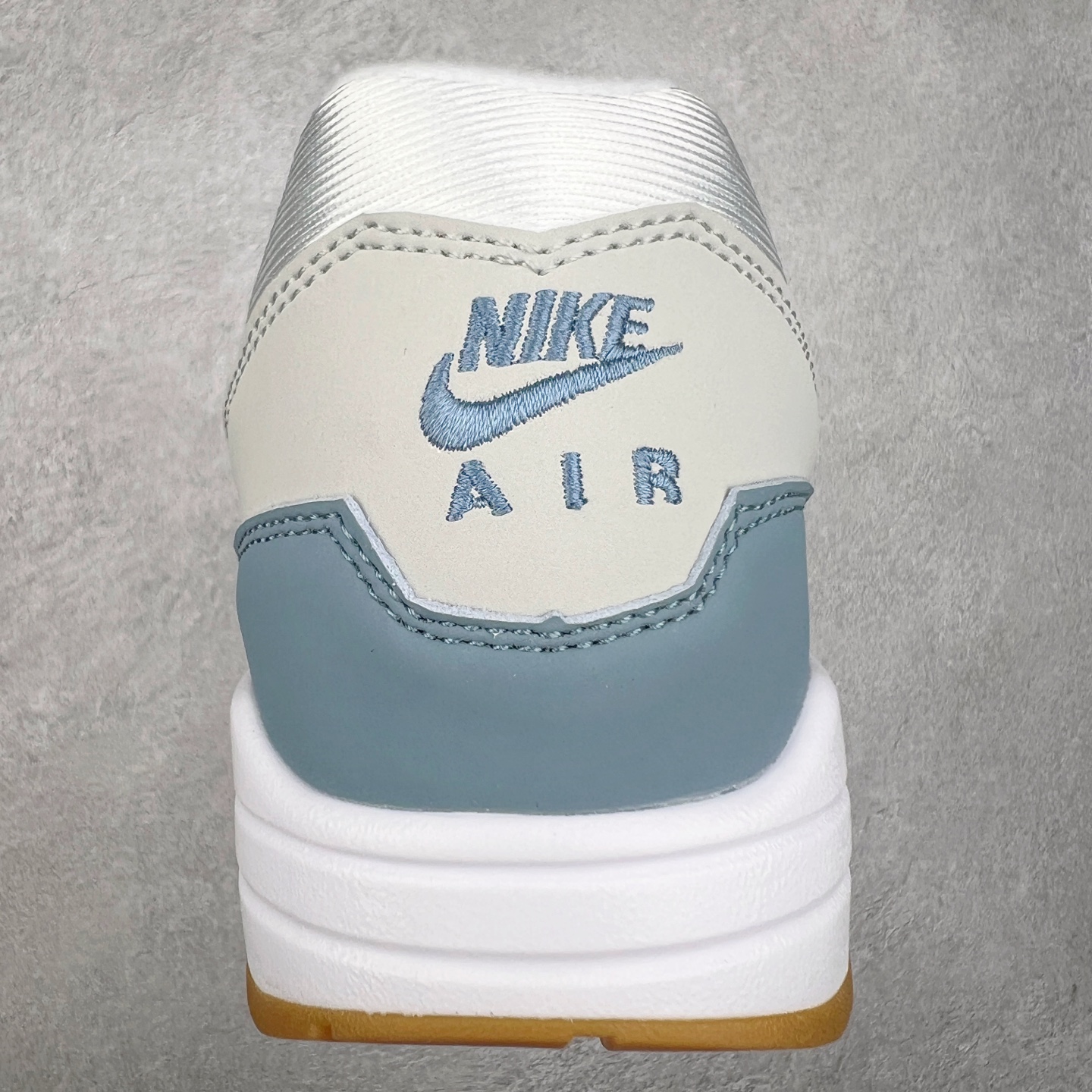 图片[8]-NK Air Max 1 初代复古气垫慢跑鞋 HV1940-100 由Tinker Hatfeld和Mark Parker在1987年设计 灵感来自于巴黎蓬皮杜中心 在参观了蓬皮杜中心之后提出了Air Max的标志性开窗可视气垫的理念 并将其实际开发成功 是NK史上第一双可视气垫跑鞋 凭借着Air Max气垫带来的舒适脚感和鞋面面料上的不断精进才使得Air Max 1在现如今都是复古慢跑鞋的首选 深厚的历史渊源 独特的流线形设计 极为复古的外观使得它深受鞋迷的喜爱 尺码：36 36.5 37.5 38 38.5 39 40 40.5 41 42 42.5 43 44 44.5 45-选品中心