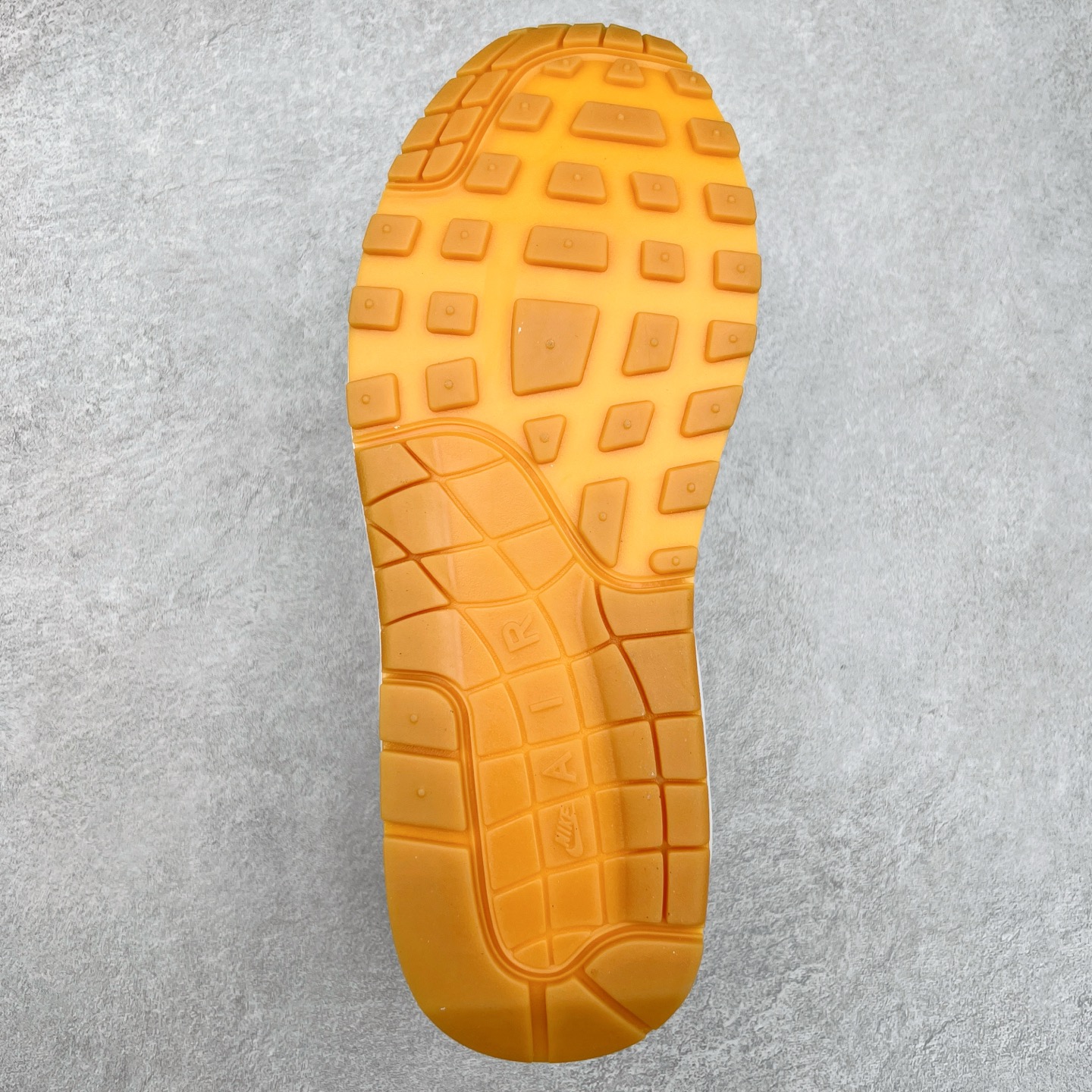 图片[9]-NK Air Max 1 初代复古气垫慢跑鞋 HV1940-100 由Tinker Hatfeld和Mark Parker在1987年设计 灵感来自于巴黎蓬皮杜中心 在参观了蓬皮杜中心之后提出了Air Max的标志性开窗可视气垫的理念 并将其实际开发成功 是NK史上第一双可视气垫跑鞋 凭借着Air Max气垫带来的舒适脚感和鞋面面料上的不断精进才使得Air Max 1在现如今都是复古慢跑鞋的首选 深厚的历史渊源 独特的流线形设计 极为复古的外观使得它深受鞋迷的喜爱 尺码：36 36.5 37.5 38 38.5 39 40 40.5 41 42 42.5 43 44 44.5 45-选品中心