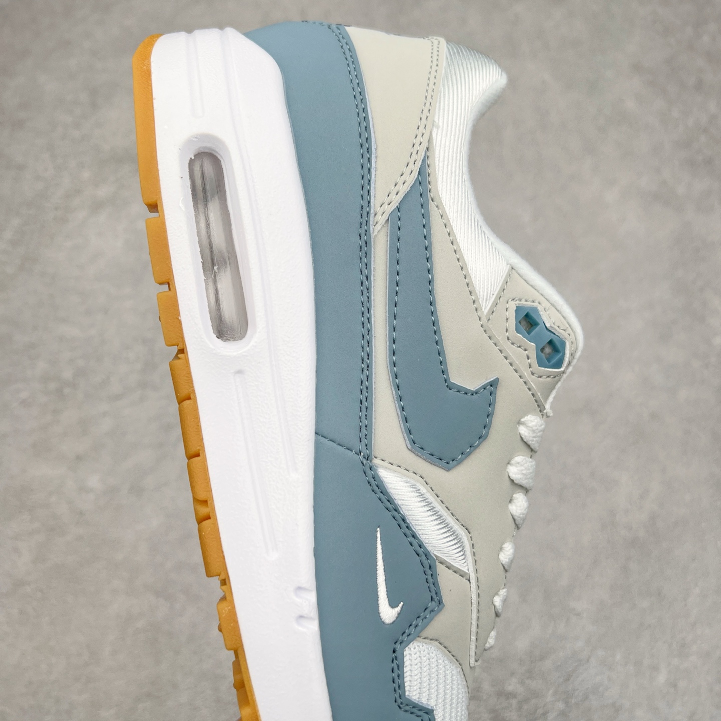 图片[6]-NK Air Max 1 初代复古气垫慢跑鞋 HV1940-100 由Tinker Hatfeld和Mark Parker在1987年设计 灵感来自于巴黎蓬皮杜中心 在参观了蓬皮杜中心之后提出了Air Max的标志性开窗可视气垫的理念 并将其实际开发成功 是NK史上第一双可视气垫跑鞋 凭借着Air Max气垫带来的舒适脚感和鞋面面料上的不断精进才使得Air Max 1在现如今都是复古慢跑鞋的首选 深厚的历史渊源 独特的流线形设计 极为复古的外观使得它深受鞋迷的喜爱 尺码：36 36.5 37.5 38 38.5 39 40 40.5 41 42 42.5 43 44 44.5 45-选品中心