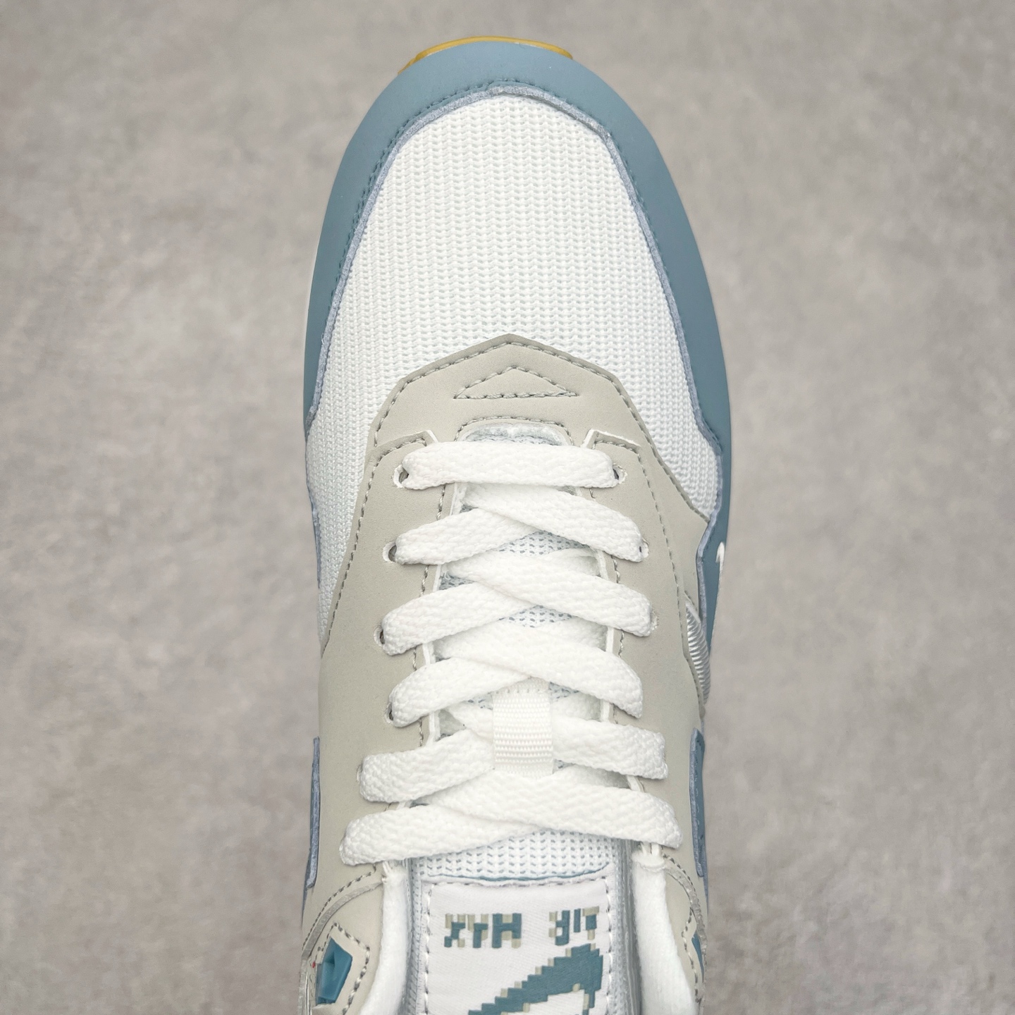 图片[4]-NK Air Max 1 初代复古气垫慢跑鞋 HV1940-100 由Tinker Hatfeld和Mark Parker在1987年设计 灵感来自于巴黎蓬皮杜中心 在参观了蓬皮杜中心之后提出了Air Max的标志性开窗可视气垫的理念 并将其实际开发成功 是NK史上第一双可视气垫跑鞋 凭借着Air Max气垫带来的舒适脚感和鞋面面料上的不断精进才使得Air Max 1在现如今都是复古慢跑鞋的首选 深厚的历史渊源 独特的流线形设计 极为复古的外观使得它深受鞋迷的喜爱 尺码：36 36.5 37.5 38 38.5 39 40 40.5 41 42 42.5 43 44 44.5 45-选品中心