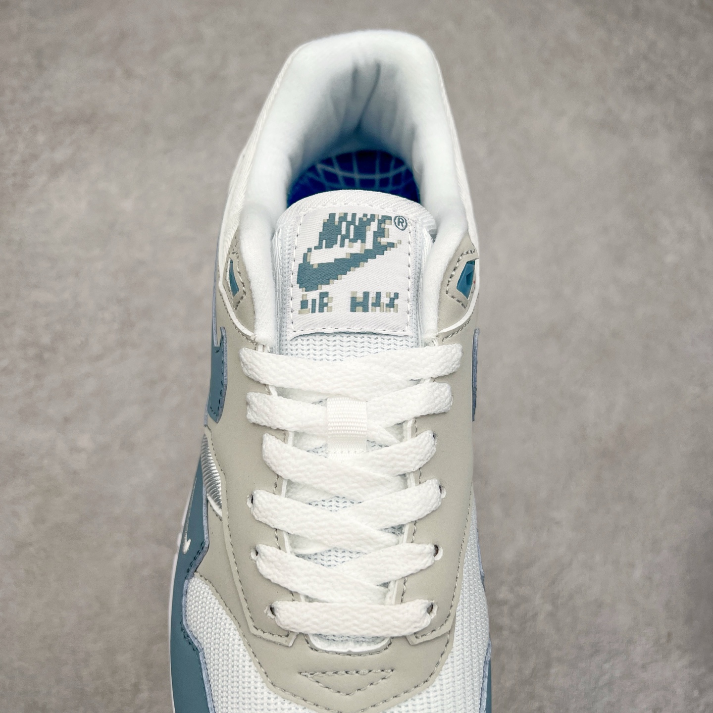 图片[5]-NK Air Max 1 初代复古气垫慢跑鞋 HV1940-100 由Tinker Hatfeld和Mark Parker在1987年设计 灵感来自于巴黎蓬皮杜中心 在参观了蓬皮杜中心之后提出了Air Max的标志性开窗可视气垫的理念 并将其实际开发成功 是NK史上第一双可视气垫跑鞋 凭借着Air Max气垫带来的舒适脚感和鞋面面料上的不断精进才使得Air Max 1在现如今都是复古慢跑鞋的首选 深厚的历史渊源 独特的流线形设计 极为复古的外观使得它深受鞋迷的喜爱 尺码：36 36.5 37.5 38 38.5 39 40 40.5 41 42 42.5 43 44 44.5 45-选品中心