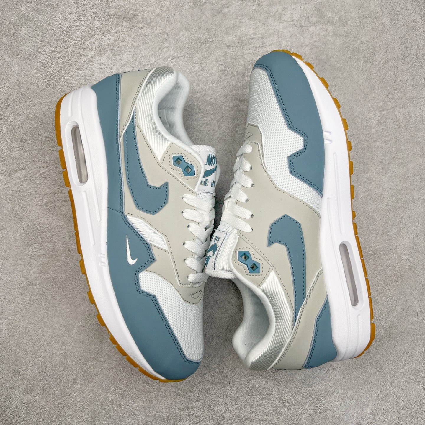 图片[3]-NK Air Max 1 初代复古气垫慢跑鞋 HV1940-100 由Tinker Hatfeld和Mark Parker在1987年设计 灵感来自于巴黎蓬皮杜中心 在参观了蓬皮杜中心之后提出了Air Max的标志性开窗可视气垫的理念 并将其实际开发成功 是NK史上第一双可视气垫跑鞋 凭借着Air Max气垫带来的舒适脚感和鞋面面料上的不断精进才使得Air Max 1在现如今都是复古慢跑鞋的首选 深厚的历史渊源 独特的流线形设计 极为复古的外观使得它深受鞋迷的喜爱 尺码：36 36.5 37.5 38 38.5 39 40 40.5 41 42 42.5 43 44 44.5 45-选品中心