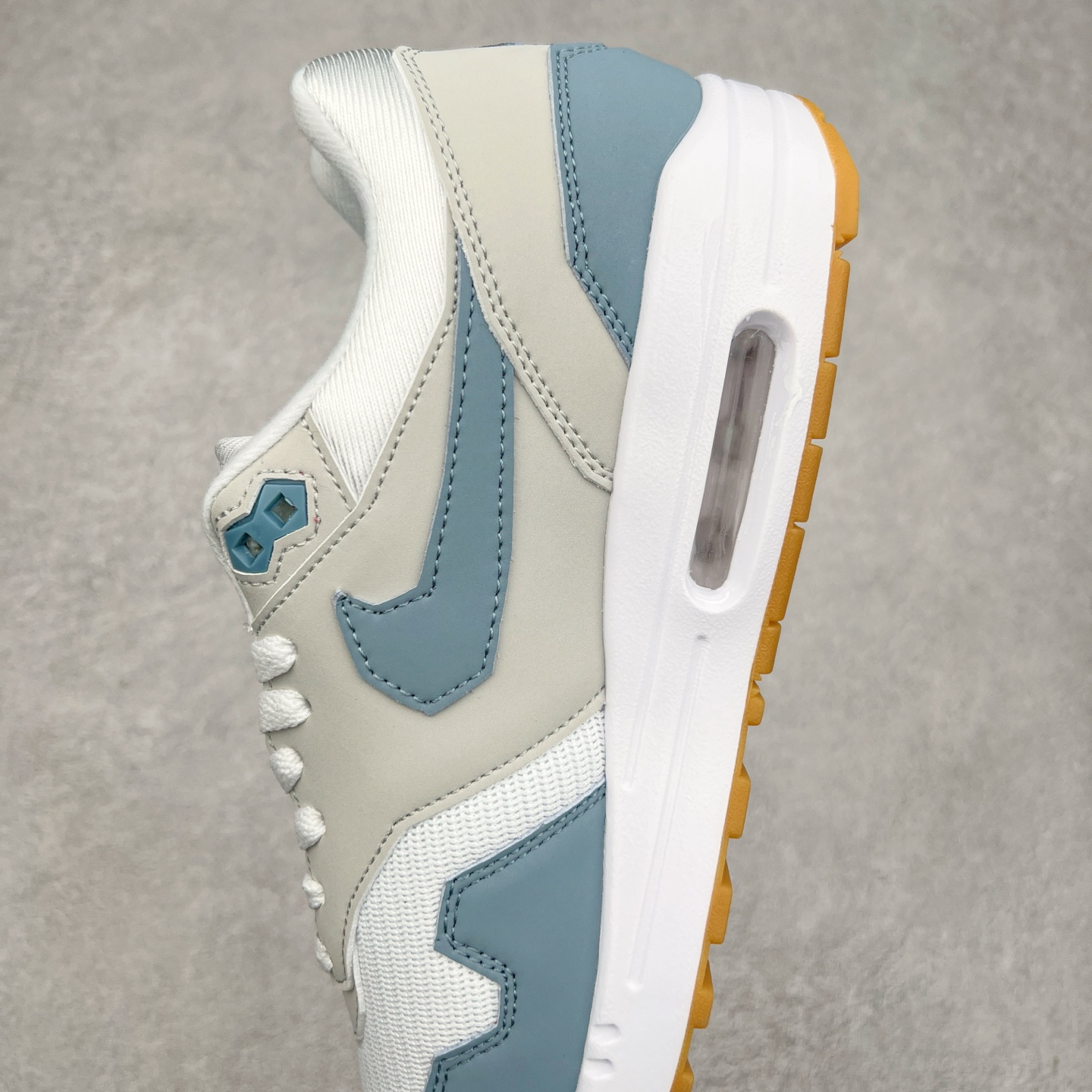 图片[7]-NK Air Max 1 初代复古气垫慢跑鞋 HV1940-100 由Tinker Hatfeld和Mark Parker在1987年设计 灵感来自于巴黎蓬皮杜中心 在参观了蓬皮杜中心之后提出了Air Max的标志性开窗可视气垫的理念 并将其实际开发成功 是NK史上第一双可视气垫跑鞋 凭借着Air Max气垫带来的舒适脚感和鞋面面料上的不断精进才使得Air Max 1在现如今都是复古慢跑鞋的首选 深厚的历史渊源 独特的流线形设计 极为复古的外观使得它深受鞋迷的喜爱 尺码：36 36.5 37.5 38 38.5 39 40 40.5 41 42 42.5 43 44 44.5 45-选品中心