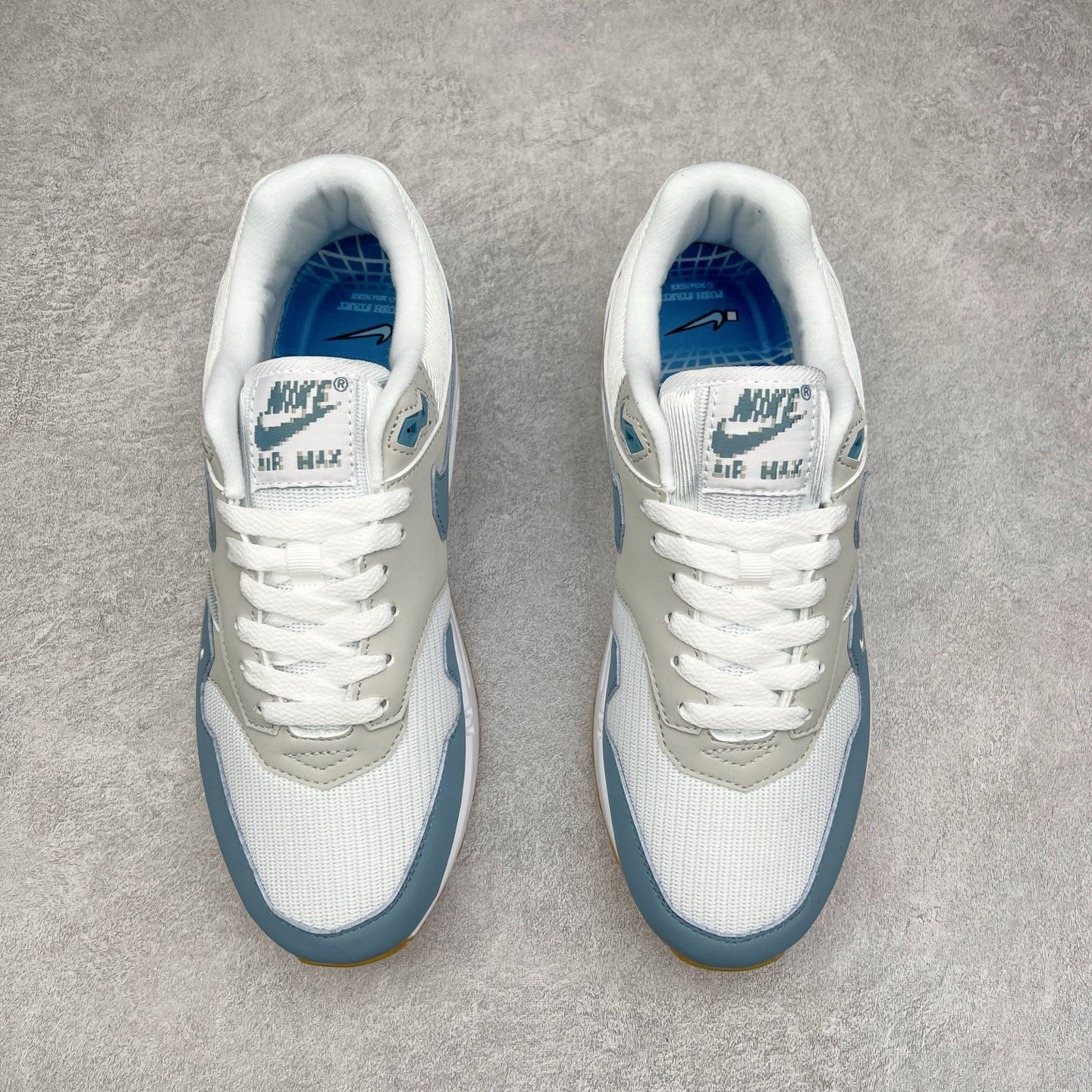 图片[2]-NK Air Max 1 初代复古气垫慢跑鞋 HV1940-100 由Tinker Hatfeld和Mark Parker在1987年设计 灵感来自于巴黎蓬皮杜中心 在参观了蓬皮杜中心之后提出了Air Max的标志性开窗可视气垫的理念 并将其实际开发成功 是NK史上第一双可视气垫跑鞋 凭借着Air Max气垫带来的舒适脚感和鞋面面料上的不断精进才使得Air Max 1在现如今都是复古慢跑鞋的首选 深厚的历史渊源 独特的流线形设计 极为复古的外观使得它深受鞋迷的喜爱 尺码：36 36.5 37.5 38 38.5 39 40 40.5 41 42 42.5 43 44 44.5 45-选品中心