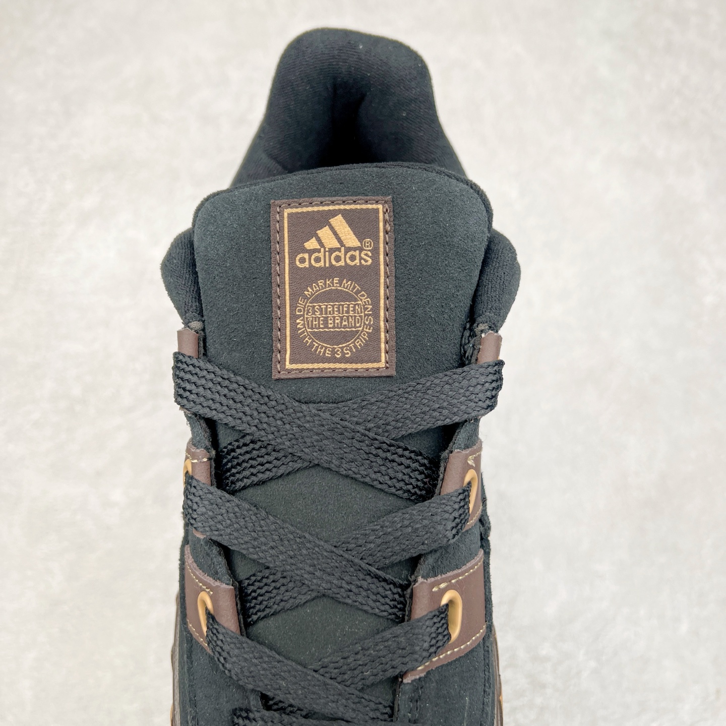 图片[5]-＃C版纯原 AD Originals Campus 00s 学院系列面包风经典复古低帮百搭休闲运动板鞋 JR8034 原鞋开发 正确版型 市面唯一全鞋采用原厂头层SD皮料 正确宽版鞋盒 清洁度完美 诠释最高工艺 这次 Originals 选择了以经典复古鞋型 Campus 为蓝本打造全新面包鞋 这款鞋型联名不断 冠希当年对它更是钟爱有加 论牌面丝毫不输贝壳头、Forum 等大热鞋型 这次 Campus 一改 80 年代的瘦长造型 鞋舌、鞋身、鞋底甚至细节都变大了 营造出千禧年前后流行的面包鞋宽大廓形 因此鞋名改为 Campus 00s 鞋身采用绒面皮料搭配白色常规皮革 质感上还是延续了经典 Campus 的设计 鞋舌填充更加饱满 让鞋款整体看起来更加圆润 搭配上这款浅蓝配色 「蓝胖子」造型真的很可爱 鞋舌还加入了与以往 Campus 不同的全新三叶草 Logo 令造型更具千禧气息 鞋带也采用了加宽的设计 如果你不喜欢 这次还附送了传统鞋带可以替换 鞋底采用了米黄做旧设计 凸显鞋款的复古年代感 除了清新可人的浅蓝配色 还有一款酷灰配色 造型更加硬朗复古 而且相比浅蓝配色更加耐脏 尺码：36 36⅔ 37⅓ 38 38⅔ 39⅓ 40 40⅔ 41⅓ 42 42⅔ 43⅓ 44 44 ⅓ 45-选品中心