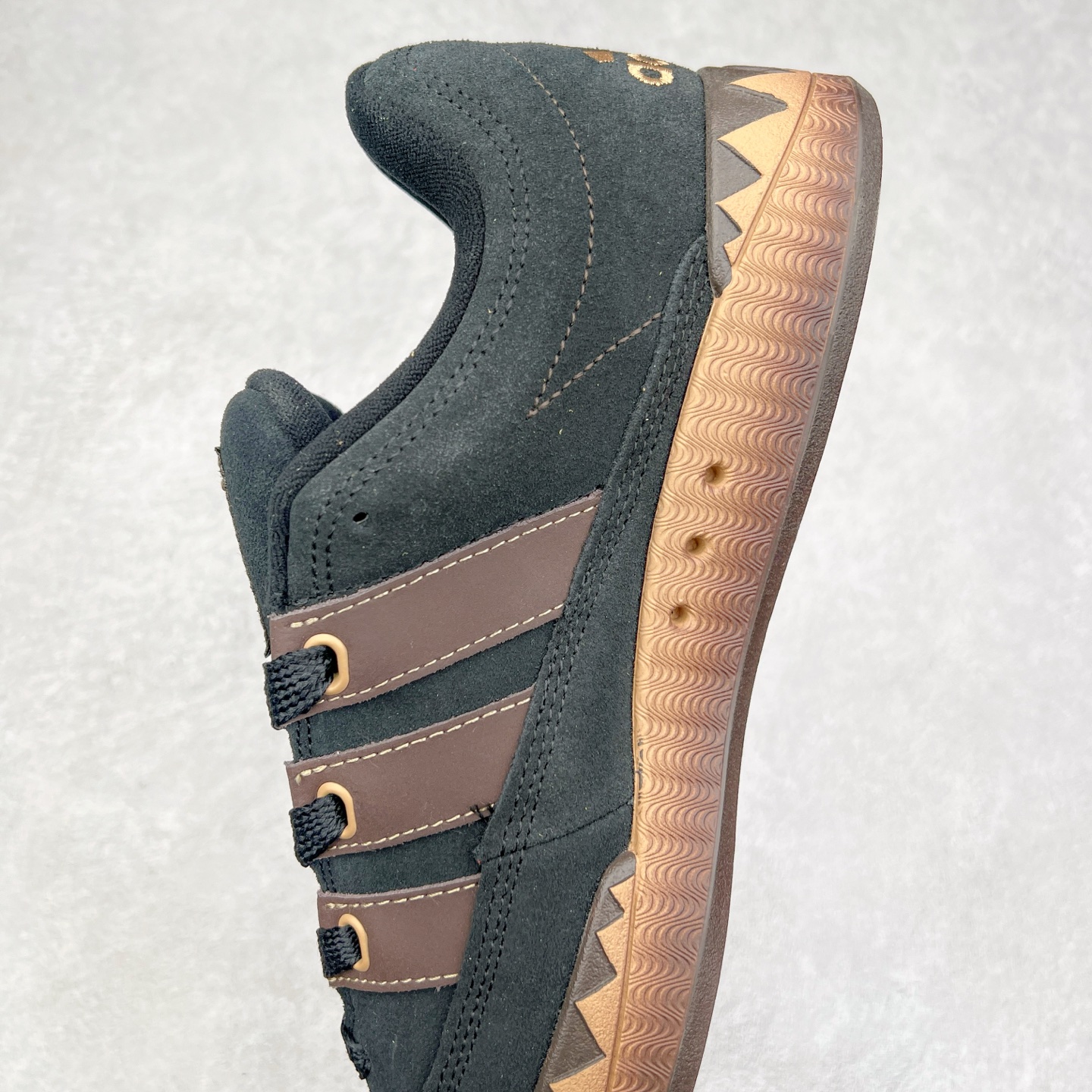 图片[7]-＃C版纯原 AD Originals Campus 00s 学院系列面包风经典复古低帮百搭休闲运动板鞋 JR8034 原鞋开发 正确版型 市面唯一全鞋采用原厂头层SD皮料 正确宽版鞋盒 清洁度完美 诠释最高工艺 这次 Originals 选择了以经典复古鞋型 Campus 为蓝本打造全新面包鞋 这款鞋型联名不断 冠希当年对它更是钟爱有加 论牌面丝毫不输贝壳头、Forum 等大热鞋型 这次 Campus 一改 80 年代的瘦长造型 鞋舌、鞋身、鞋底甚至细节都变大了 营造出千禧年前后流行的面包鞋宽大廓形 因此鞋名改为 Campus 00s 鞋身采用绒面皮料搭配白色常规皮革 质感上还是延续了经典 Campus 的设计 鞋舌填充更加饱满 让鞋款整体看起来更加圆润 搭配上这款浅蓝配色 「蓝胖子」造型真的很可爱 鞋舌还加入了与以往 Campus 不同的全新三叶草 Logo 令造型更具千禧气息 鞋带也采用了加宽的设计 如果你不喜欢 这次还附送了传统鞋带可以替换 鞋底采用了米黄做旧设计 凸显鞋款的复古年代感 除了清新可人的浅蓝配色 还有一款酷灰配色 造型更加硬朗复古 而且相比浅蓝配色更加耐脏 尺码：36 36⅔ 37⅓ 38 38⅔ 39⅓ 40 40⅔ 41⅓ 42 42⅔ 43⅓ 44 44 ⅓ 45-选品中心