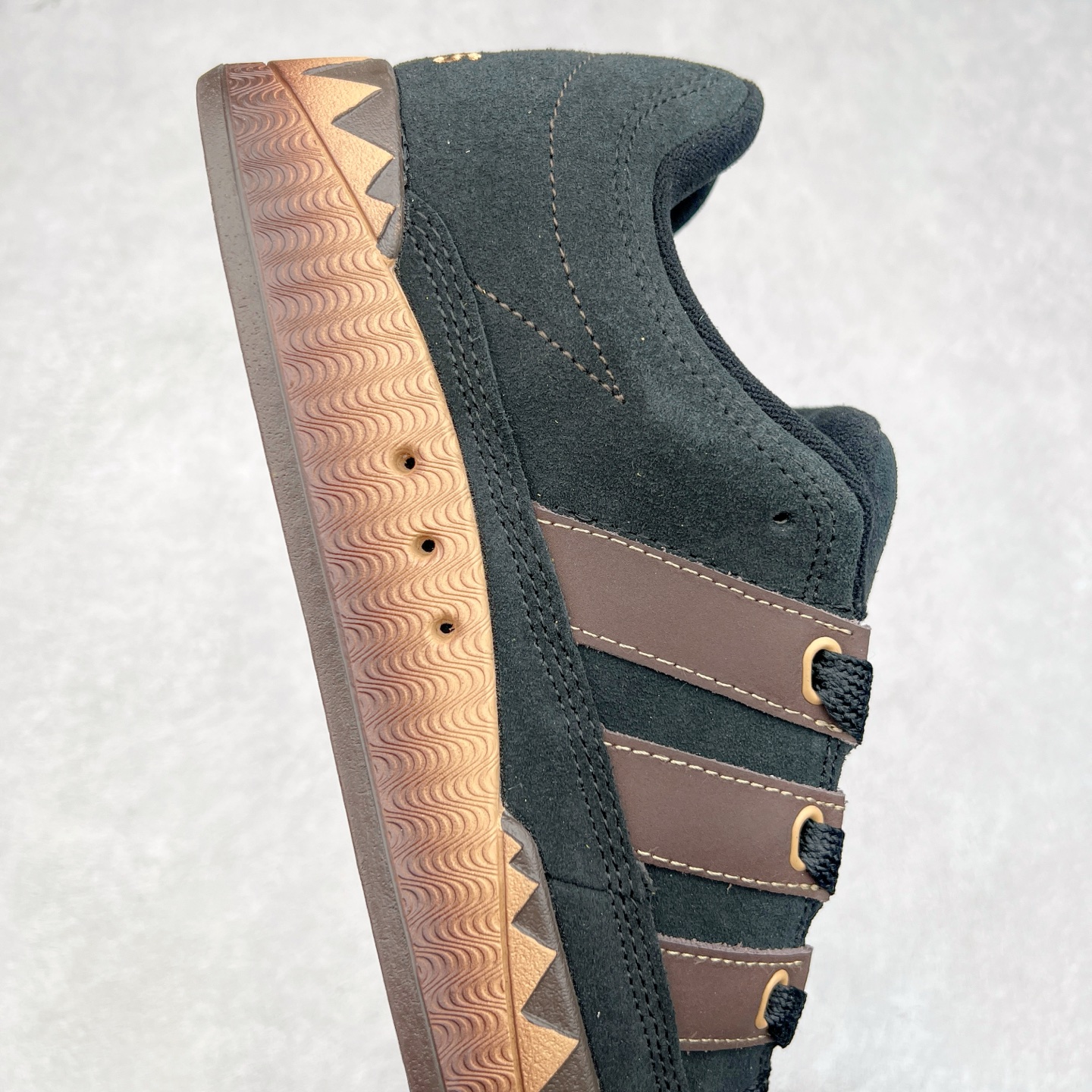 图片[6]-＃C版纯原 AD Originals Campus 00s 学院系列面包风经典复古低帮百搭休闲运动板鞋 JR8034 原鞋开发 正确版型 市面唯一全鞋采用原厂头层SD皮料 正确宽版鞋盒 清洁度完美 诠释最高工艺 这次 Originals 选择了以经典复古鞋型 Campus 为蓝本打造全新面包鞋 这款鞋型联名不断 冠希当年对它更是钟爱有加 论牌面丝毫不输贝壳头、Forum 等大热鞋型 这次 Campus 一改 80 年代的瘦长造型 鞋舌、鞋身、鞋底甚至细节都变大了 营造出千禧年前后流行的面包鞋宽大廓形 因此鞋名改为 Campus 00s 鞋身采用绒面皮料搭配白色常规皮革 质感上还是延续了经典 Campus 的设计 鞋舌填充更加饱满 让鞋款整体看起来更加圆润 搭配上这款浅蓝配色 「蓝胖子」造型真的很可爱 鞋舌还加入了与以往 Campus 不同的全新三叶草 Logo 令造型更具千禧气息 鞋带也采用了加宽的设计 如果你不喜欢 这次还附送了传统鞋带可以替换 鞋底采用了米黄做旧设计 凸显鞋款的复古年代感 除了清新可人的浅蓝配色 还有一款酷灰配色 造型更加硬朗复古 而且相比浅蓝配色更加耐脏 尺码：36 36⅔ 37⅓ 38 38⅔ 39⅓ 40 40⅔ 41⅓ 42 42⅔ 43⅓ 44 44 ⅓ 45-选品中心