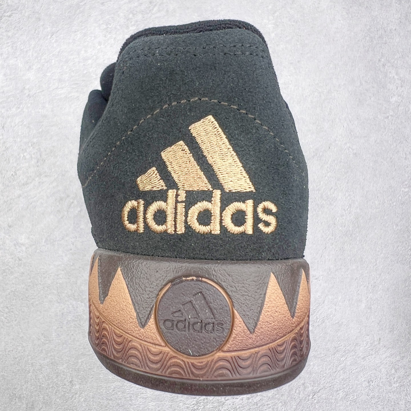 图片[8]-＃C版纯原 AD Originals Campus 00s 学院系列面包风经典复古低帮百搭休闲运动板鞋 JR8034 原鞋开发 正确版型 市面唯一全鞋采用原厂头层SD皮料 正确宽版鞋盒 清洁度完美 诠释最高工艺 这次 Originals 选择了以经典复古鞋型 Campus 为蓝本打造全新面包鞋 这款鞋型联名不断 冠希当年对它更是钟爱有加 论牌面丝毫不输贝壳头、Forum 等大热鞋型 这次 Campus 一改 80 年代的瘦长造型 鞋舌、鞋身、鞋底甚至细节都变大了 营造出千禧年前后流行的面包鞋宽大廓形 因此鞋名改为 Campus 00s 鞋身采用绒面皮料搭配白色常规皮革 质感上还是延续了经典 Campus 的设计 鞋舌填充更加饱满 让鞋款整体看起来更加圆润 搭配上这款浅蓝配色 「蓝胖子」造型真的很可爱 鞋舌还加入了与以往 Campus 不同的全新三叶草 Logo 令造型更具千禧气息 鞋带也采用了加宽的设计 如果你不喜欢 这次还附送了传统鞋带可以替换 鞋底采用了米黄做旧设计 凸显鞋款的复古年代感 除了清新可人的浅蓝配色 还有一款酷灰配色 造型更加硬朗复古 而且相比浅蓝配色更加耐脏 尺码：36 36⅔ 37⅓ 38 38⅔ 39⅓ 40 40⅔ 41⅓ 42 42⅔ 43⅓ 44 44 ⅓ 45-选品中心