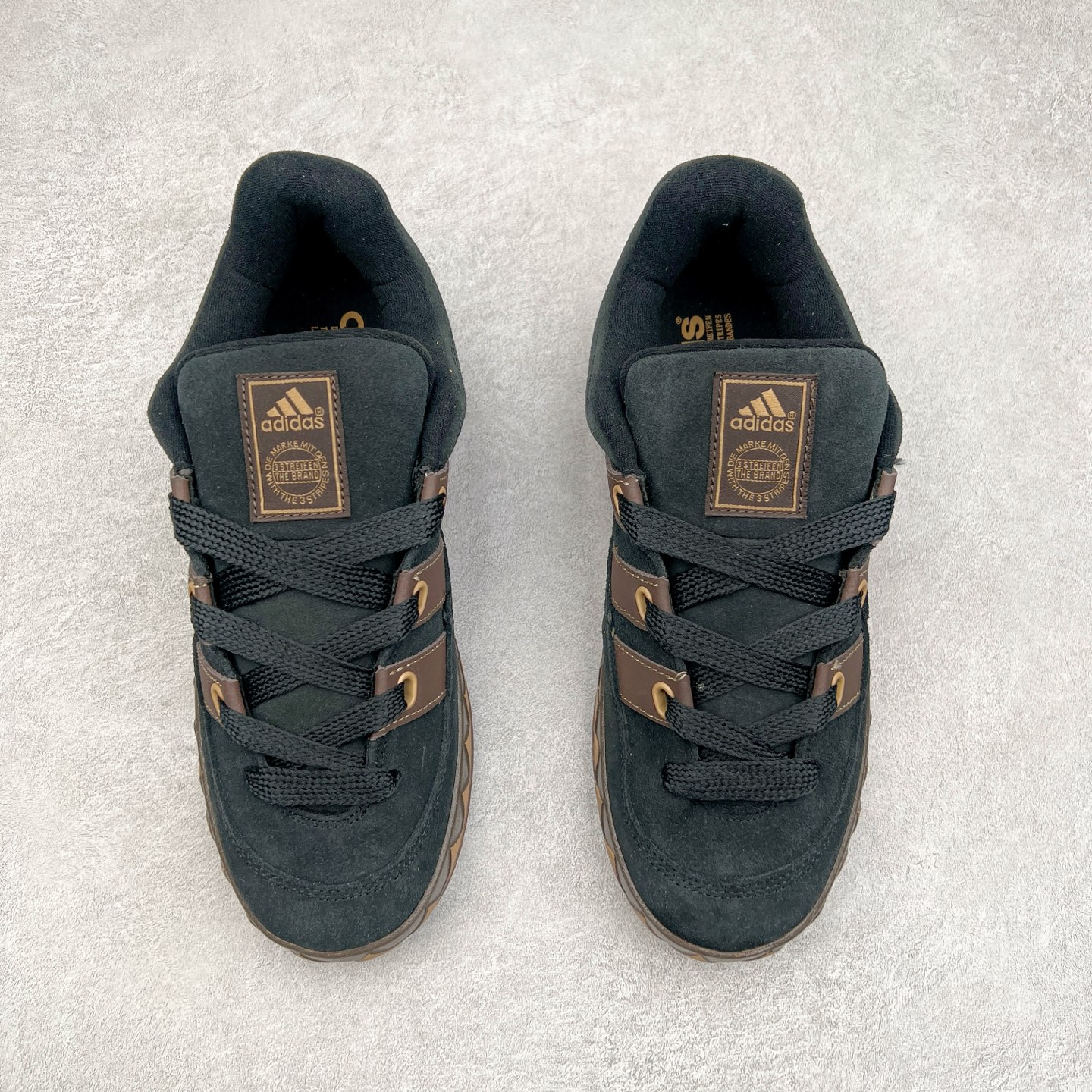 图片[2]-＃C版纯原 AD Originals Campus 00s 学院系列面包风经典复古低帮百搭休闲运动板鞋 JR8034 原鞋开发 正确版型 市面唯一全鞋采用原厂头层SD皮料 正确宽版鞋盒 清洁度完美 诠释最高工艺 这次 Originals 选择了以经典复古鞋型 Campus 为蓝本打造全新面包鞋 这款鞋型联名不断 冠希当年对它更是钟爱有加 论牌面丝毫不输贝壳头、Forum 等大热鞋型 这次 Campus 一改 80 年代的瘦长造型 鞋舌、鞋身、鞋底甚至细节都变大了 营造出千禧年前后流行的面包鞋宽大廓形 因此鞋名改为 Campus 00s 鞋身采用绒面皮料搭配白色常规皮革 质感上还是延续了经典 Campus 的设计 鞋舌填充更加饱满 让鞋款整体看起来更加圆润 搭配上这款浅蓝配色 「蓝胖子」造型真的很可爱 鞋舌还加入了与以往 Campus 不同的全新三叶草 Logo 令造型更具千禧气息 鞋带也采用了加宽的设计 如果你不喜欢 这次还附送了传统鞋带可以替换 鞋底采用了米黄做旧设计 凸显鞋款的复古年代感 除了清新可人的浅蓝配色 还有一款酷灰配色 造型更加硬朗复古 而且相比浅蓝配色更加耐脏 尺码：36 36⅔ 37⅓ 38 38⅔ 39⅓ 40 40⅔ 41⅓ 42 42⅔ 43⅓ 44 44 ⅓ 45-选品中心