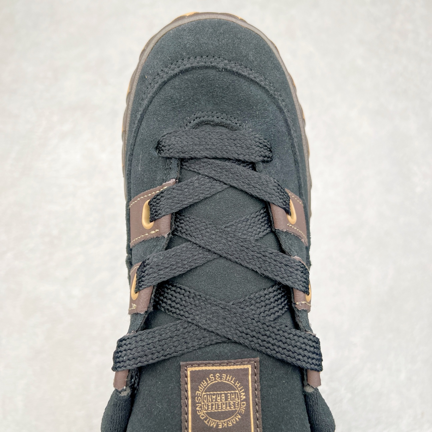 图片[4]-＃C版纯原 AD Originals Campus 00s 学院系列面包风经典复古低帮百搭休闲运动板鞋 JR8034 原鞋开发 正确版型 市面唯一全鞋采用原厂头层SD皮料 正确宽版鞋盒 清洁度完美 诠释最高工艺 这次 Originals 选择了以经典复古鞋型 Campus 为蓝本打造全新面包鞋 这款鞋型联名不断 冠希当年对它更是钟爱有加 论牌面丝毫不输贝壳头、Forum 等大热鞋型 这次 Campus 一改 80 年代的瘦长造型 鞋舌、鞋身、鞋底甚至细节都变大了 营造出千禧年前后流行的面包鞋宽大廓形 因此鞋名改为 Campus 00s 鞋身采用绒面皮料搭配白色常规皮革 质感上还是延续了经典 Campus 的设计 鞋舌填充更加饱满 让鞋款整体看起来更加圆润 搭配上这款浅蓝配色 「蓝胖子」造型真的很可爱 鞋舌还加入了与以往 Campus 不同的全新三叶草 Logo 令造型更具千禧气息 鞋带也采用了加宽的设计 如果你不喜欢 这次还附送了传统鞋带可以替换 鞋底采用了米黄做旧设计 凸显鞋款的复古年代感 除了清新可人的浅蓝配色 还有一款酷灰配色 造型更加硬朗复古 而且相比浅蓝配色更加耐脏 尺码：36 36⅔ 37⅓ 38 38⅔ 39⅓ 40 40⅔ 41⅓ 42 42⅔ 43⅓ 44 44 ⅓ 45-选品中心