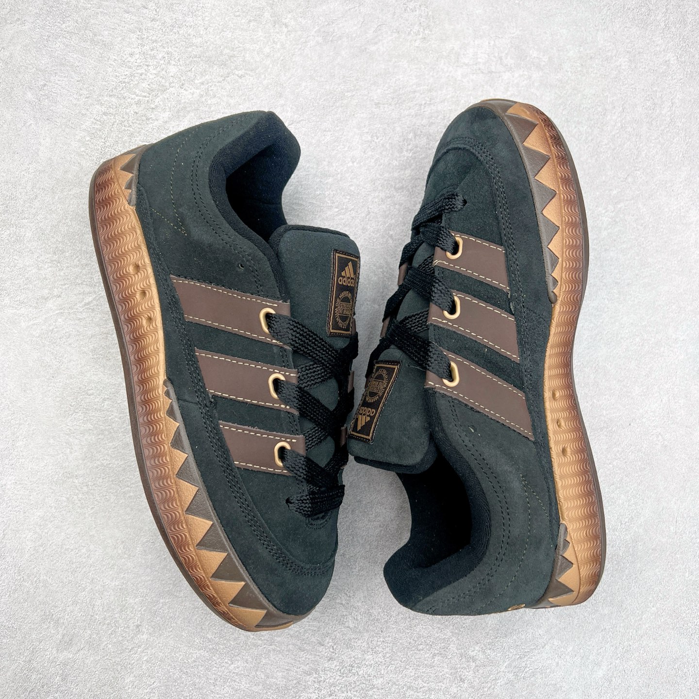 图片[3]-＃C版纯原 AD Originals Campus 00s 学院系列面包风经典复古低帮百搭休闲运动板鞋 JR8034 原鞋开发 正确版型 市面唯一全鞋采用原厂头层SD皮料 正确宽版鞋盒 清洁度完美 诠释最高工艺 这次 Originals 选择了以经典复古鞋型 Campus 为蓝本打造全新面包鞋 这款鞋型联名不断 冠希当年对它更是钟爱有加 论牌面丝毫不输贝壳头、Forum 等大热鞋型 这次 Campus 一改 80 年代的瘦长造型 鞋舌、鞋身、鞋底甚至细节都变大了 营造出千禧年前后流行的面包鞋宽大廓形 因此鞋名改为 Campus 00s 鞋身采用绒面皮料搭配白色常规皮革 质感上还是延续了经典 Campus 的设计 鞋舌填充更加饱满 让鞋款整体看起来更加圆润 搭配上这款浅蓝配色 「蓝胖子」造型真的很可爱 鞋舌还加入了与以往 Campus 不同的全新三叶草 Logo 令造型更具千禧气息 鞋带也采用了加宽的设计 如果你不喜欢 这次还附送了传统鞋带可以替换 鞋底采用了米黄做旧设计 凸显鞋款的复古年代感 除了清新可人的浅蓝配色 还有一款酷灰配色 造型更加硬朗复古 而且相比浅蓝配色更加耐脏 尺码：36 36⅔ 37⅓ 38 38⅔ 39⅓ 40 40⅔ 41⅓ 42 42⅔ 43⅓ 44 44 ⅓ 45-选品中心